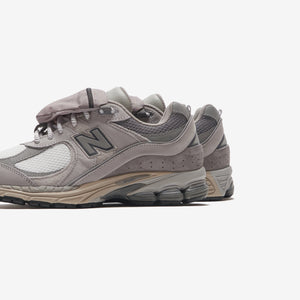 New Balance 2002R Team Away - Grey / Dark Silver Metallic – Kith