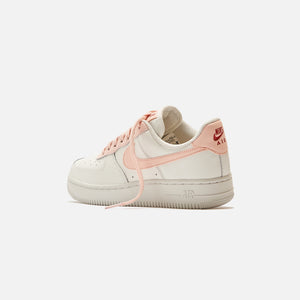 Nike WMNS Air Force 1 `07 - Summit White / University Red / Pale Coral