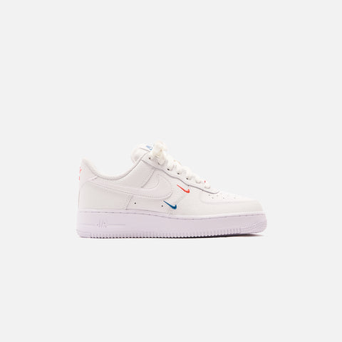 Nike WMNS Air Force 1 '07 Essential - Summit White / Solar Red / Green Abyss