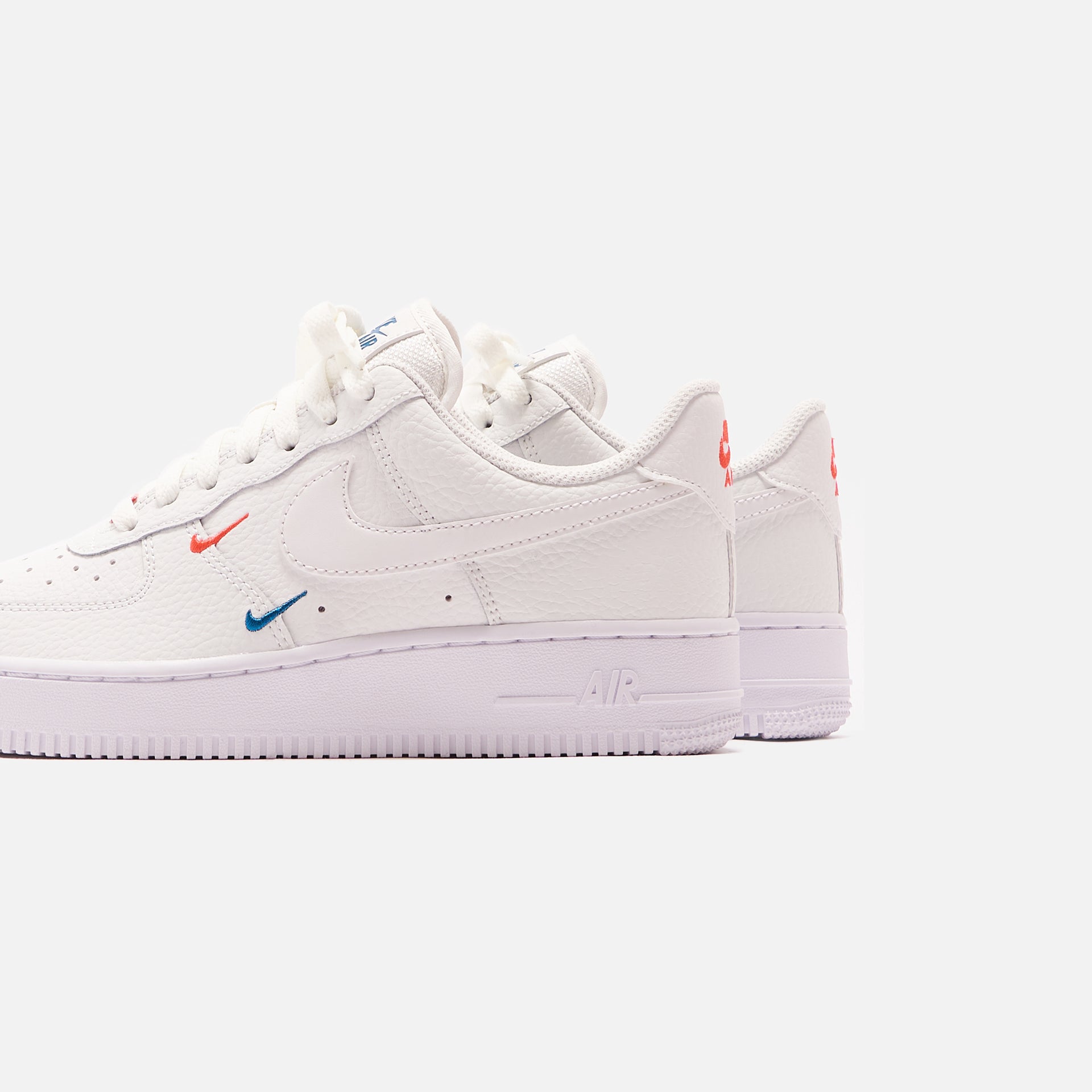 Nike WMNS Air Force 1 '07 Essential - Summit White / Solar Red / Green Abyss