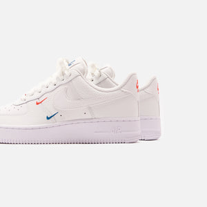 Nike WMNS Air Force 1 '07 Essential - Summit White / Solar Red / Green Abyss