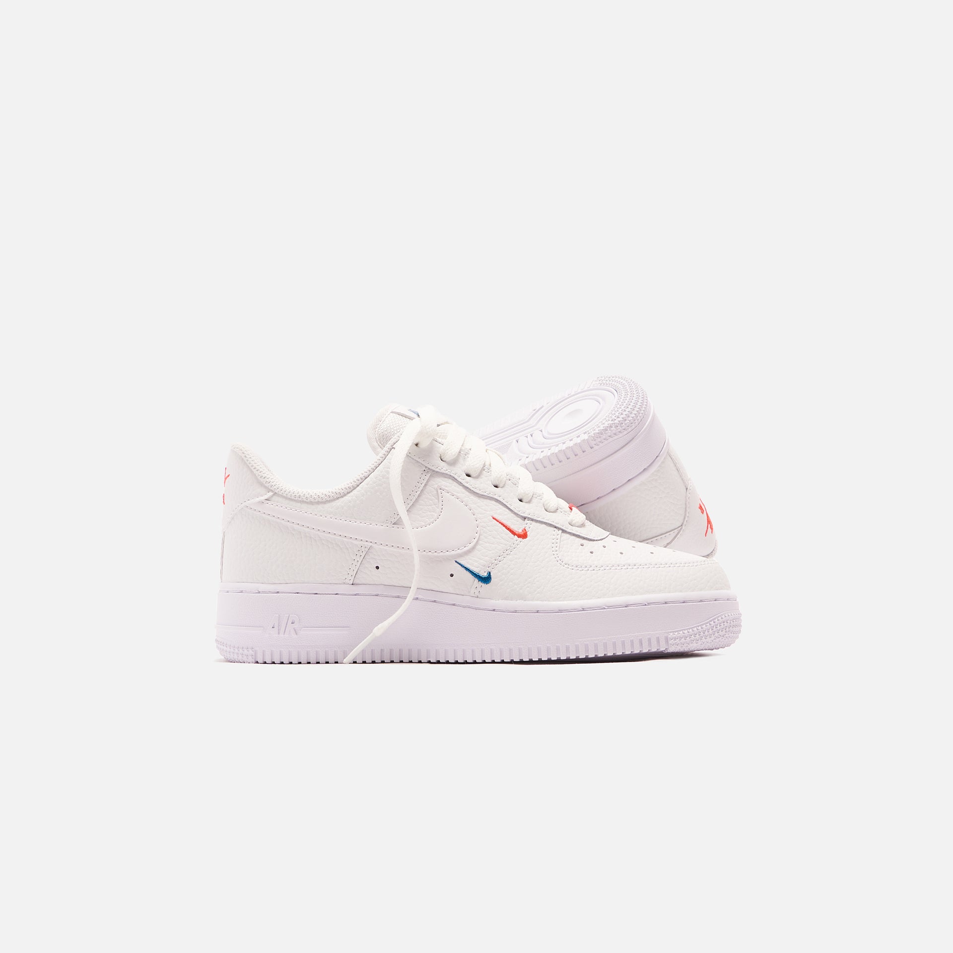 Nike WMNS Air Force 1 '07 Essential - Summit White / Solar Red / Green Abyss