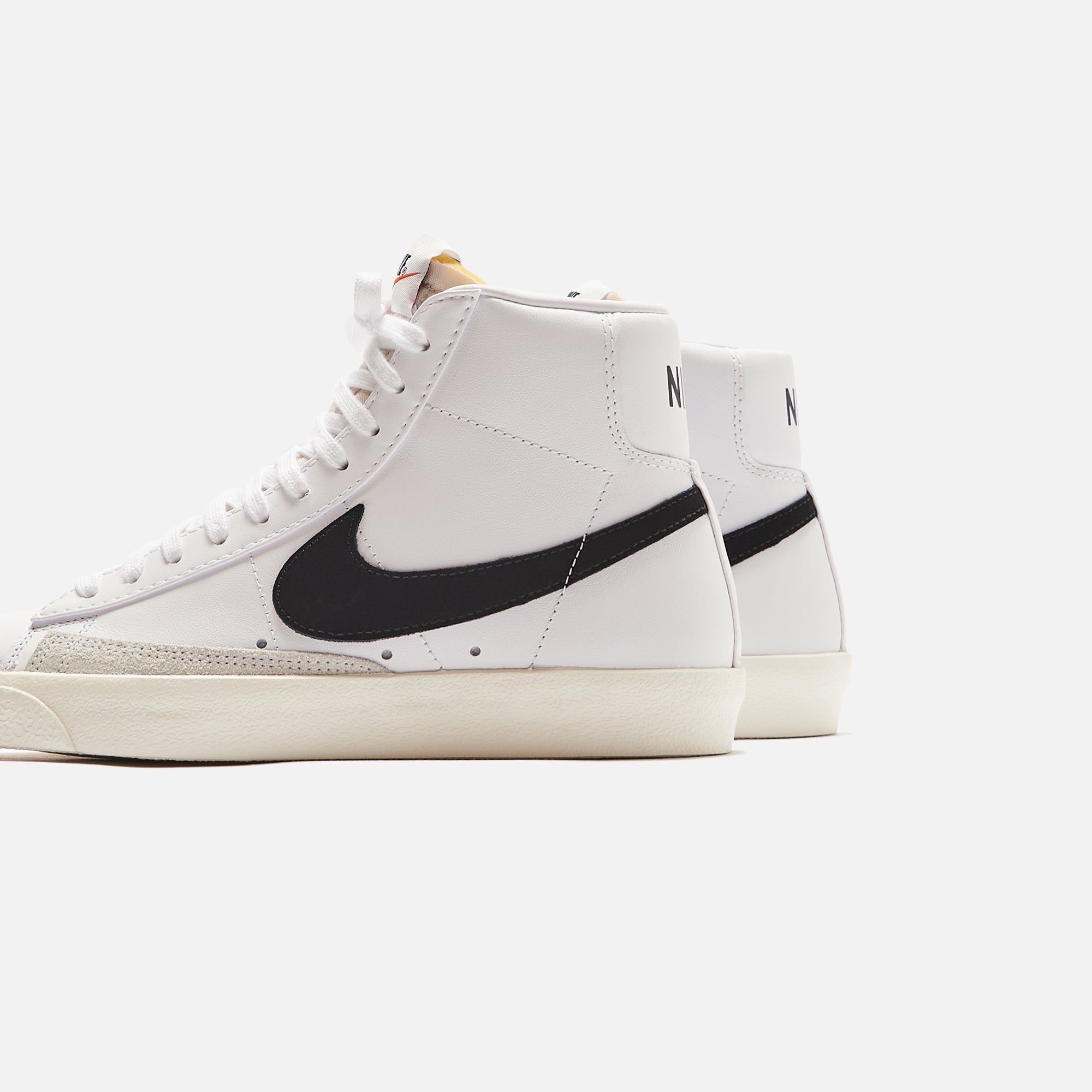 NIKE W BLAZER MID '77 ESS SUMMIT WHITE/DUSTY SAGE-GREY FOG