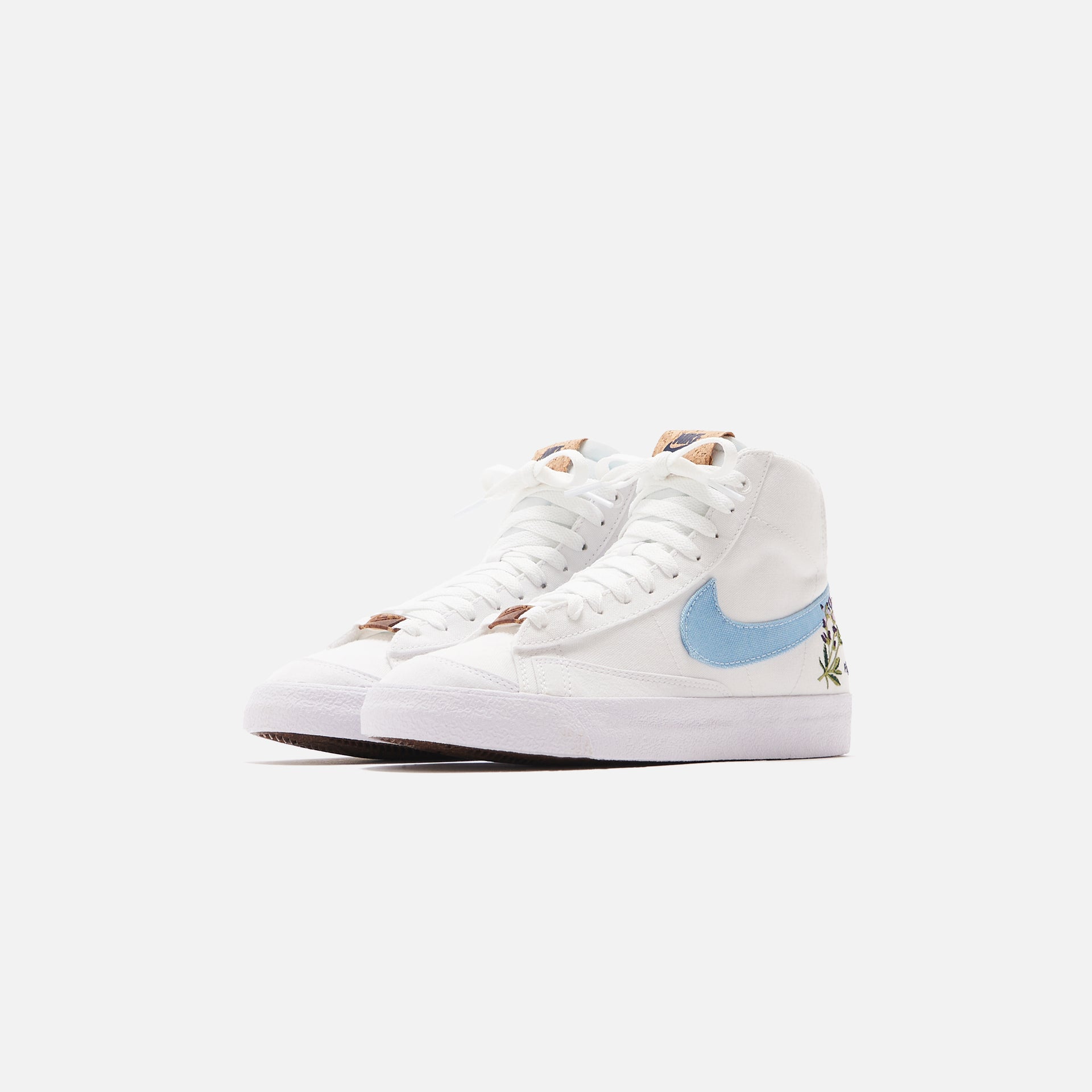 Nike WMNS Blazer Mid `77 SE - White / Obsidian / Multi Color