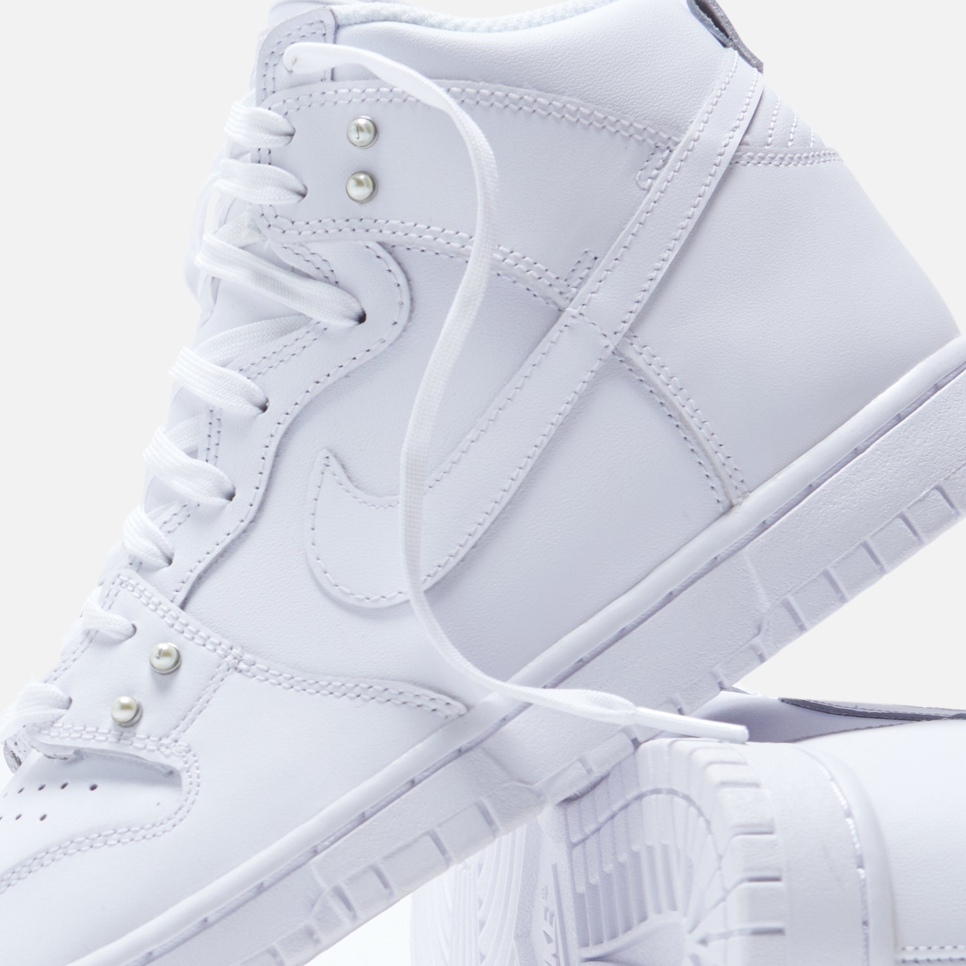 Nike Wmns Dunk High SE - White / Metallic Silver / Sail