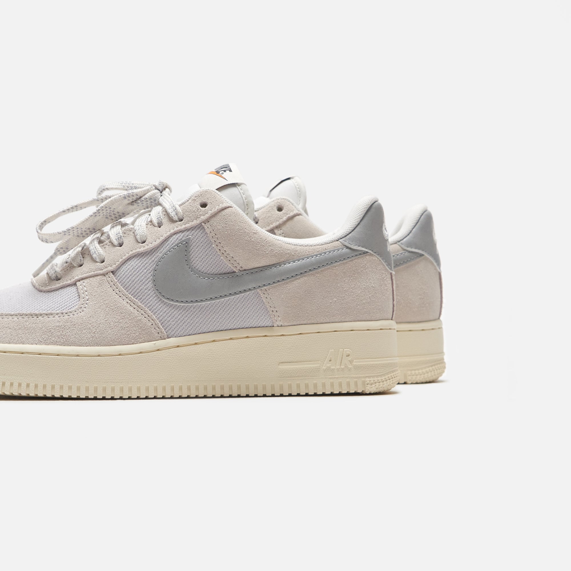 Nike Air Force 1 `07 LV8 - Sail / Light Smoke Grey / Photon
