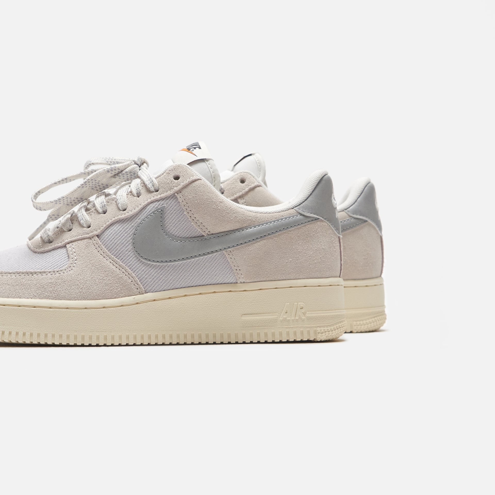 Nike Air Force 1 `07 LV8 - Sail / Light Smoke Grey / Photon Dust