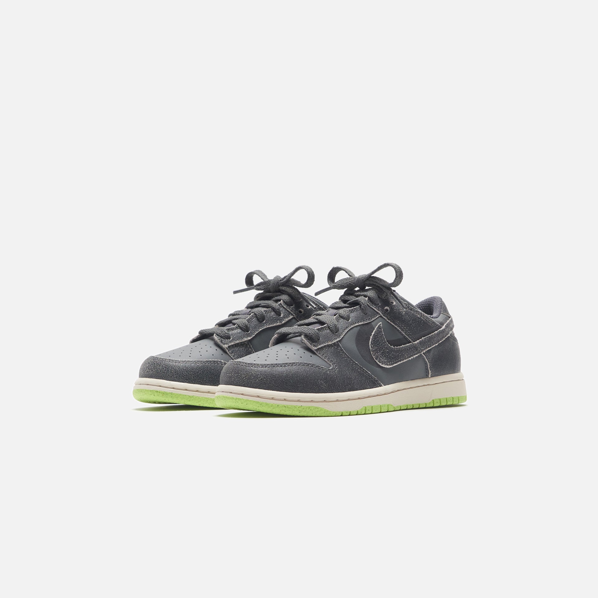 Nike Dunk Low SE - Iron Grey / Phantom / Ghost Green