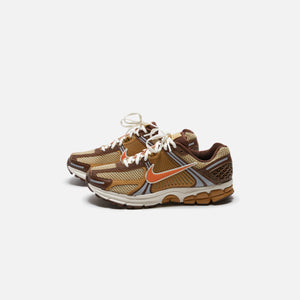 Nike Zoom Vomero 5 - Wheat Grass / Gold Suede / Cacao Wow