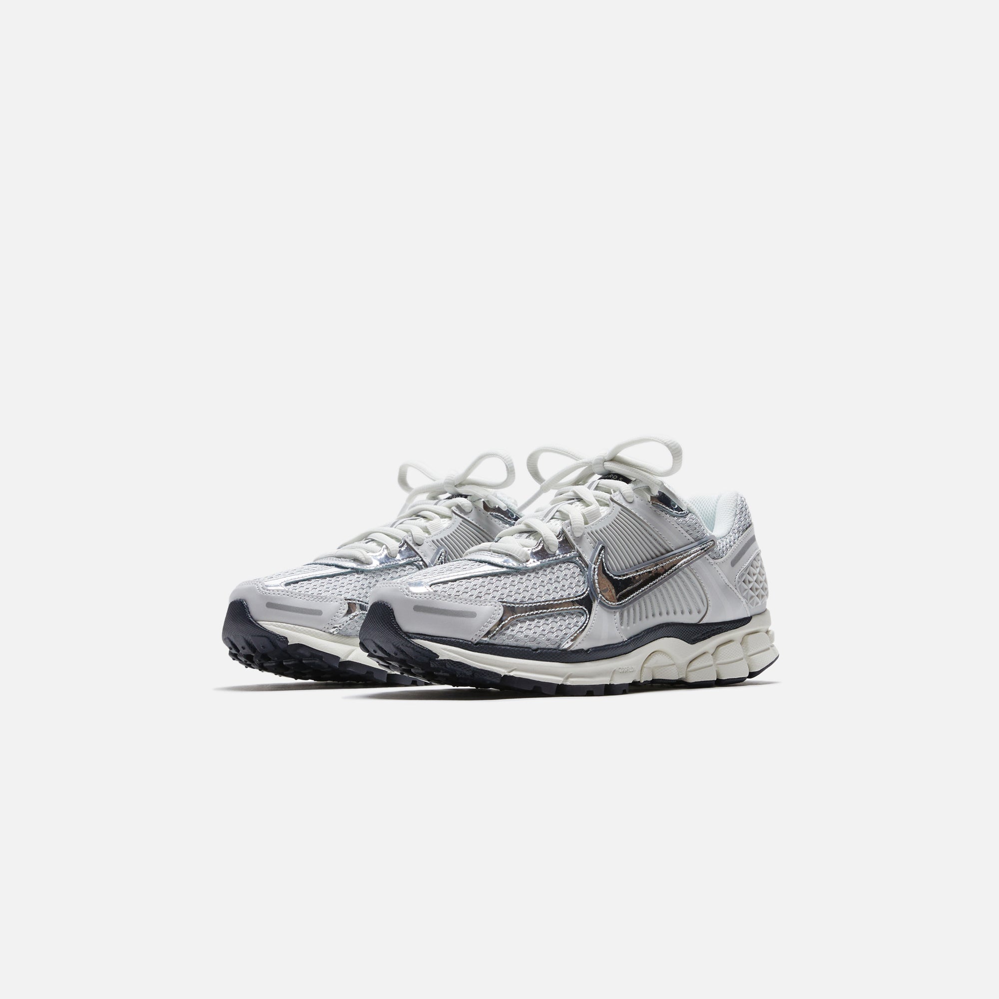 ★Nike Zoom Vomero 5 Photon Dust Gridiron★ Nike WMNS Zoom Vomero 5 - Photon Dust / Chrome / Gridiron