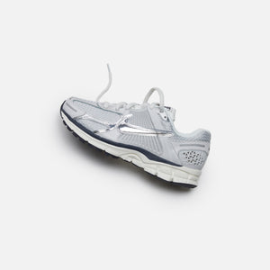 undersøgelse Tid En nat Nike WMNS Zoom Vomero 5 - Photon Dust / Chrome / Gridiron / Sail – Kith