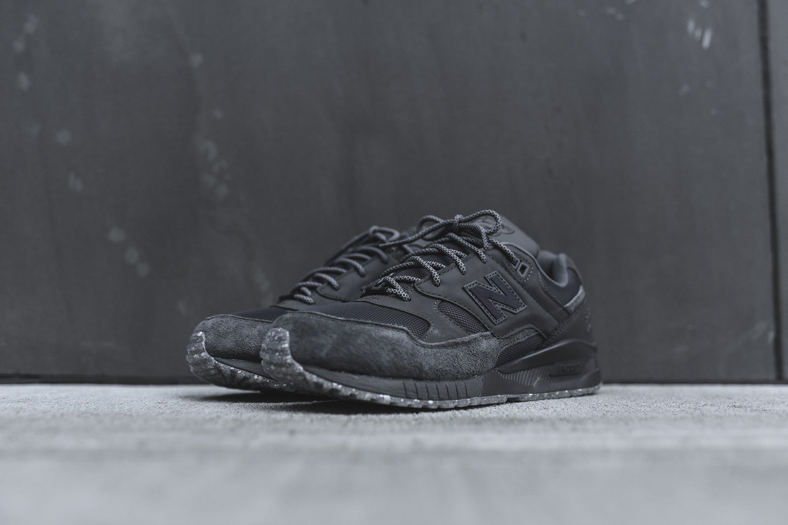 New Balance M530 Elite - Dark Grey / Iridescent