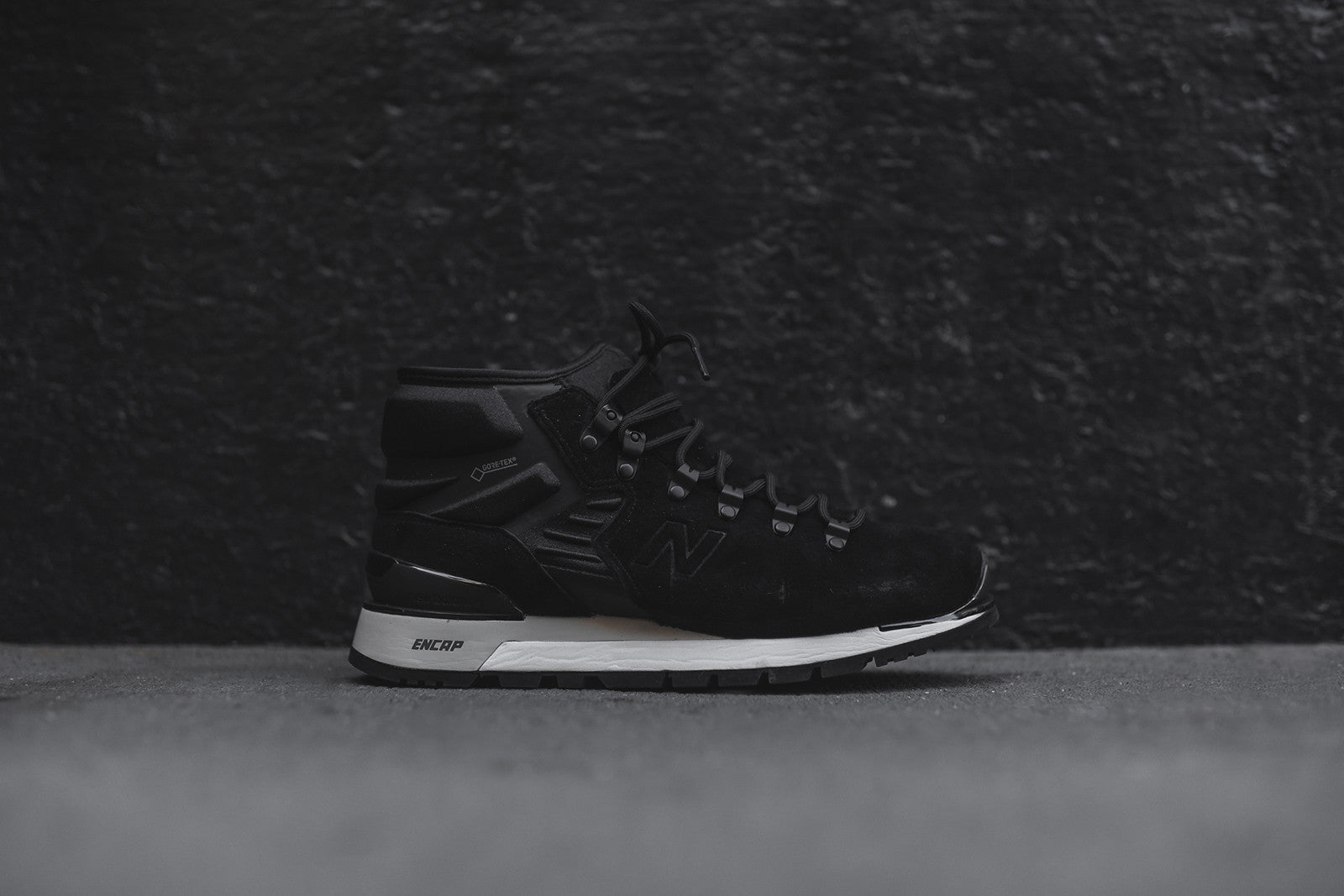 New Balance Niobium Boot - Black / White