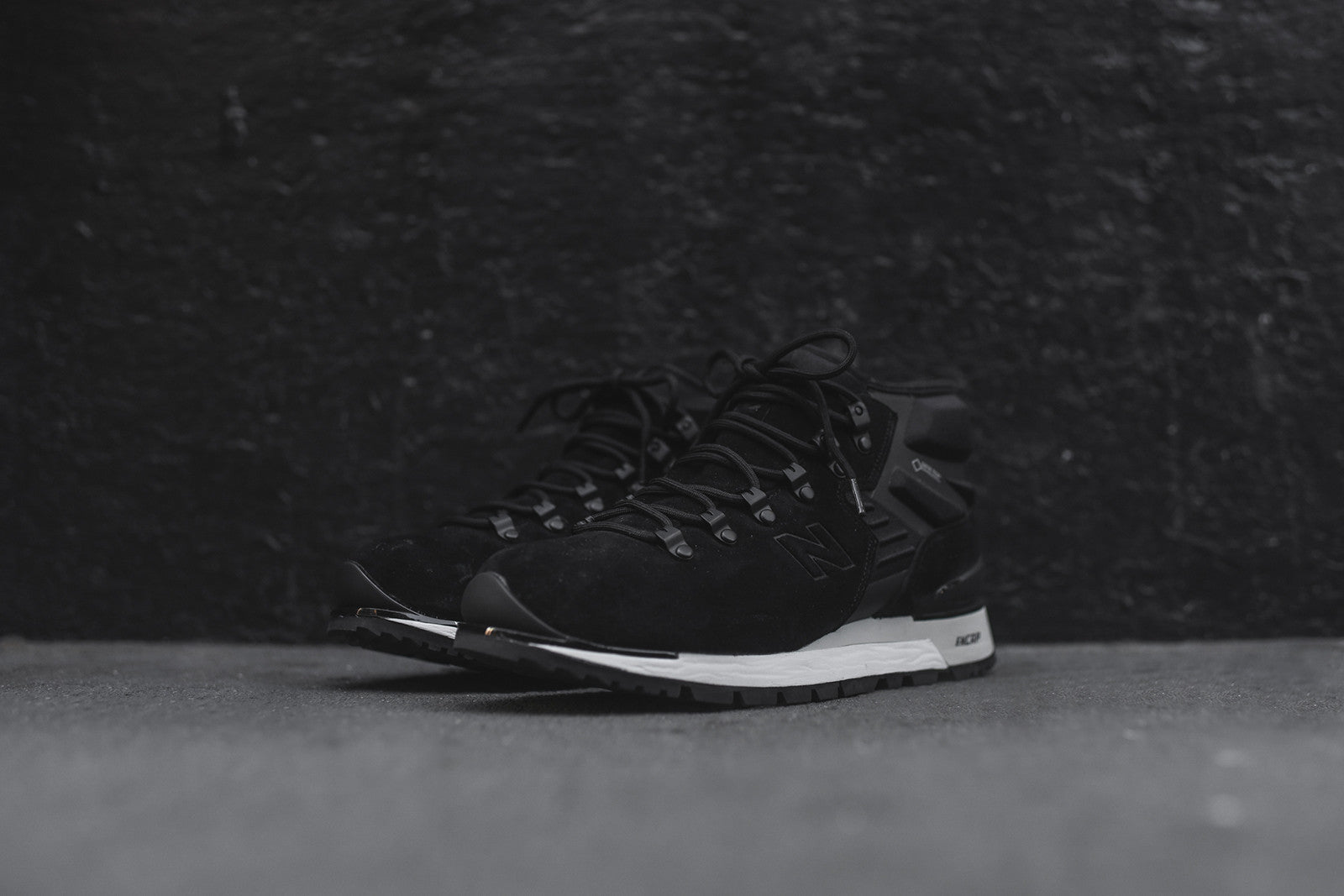 New Balance Niobium Boot - Black / White