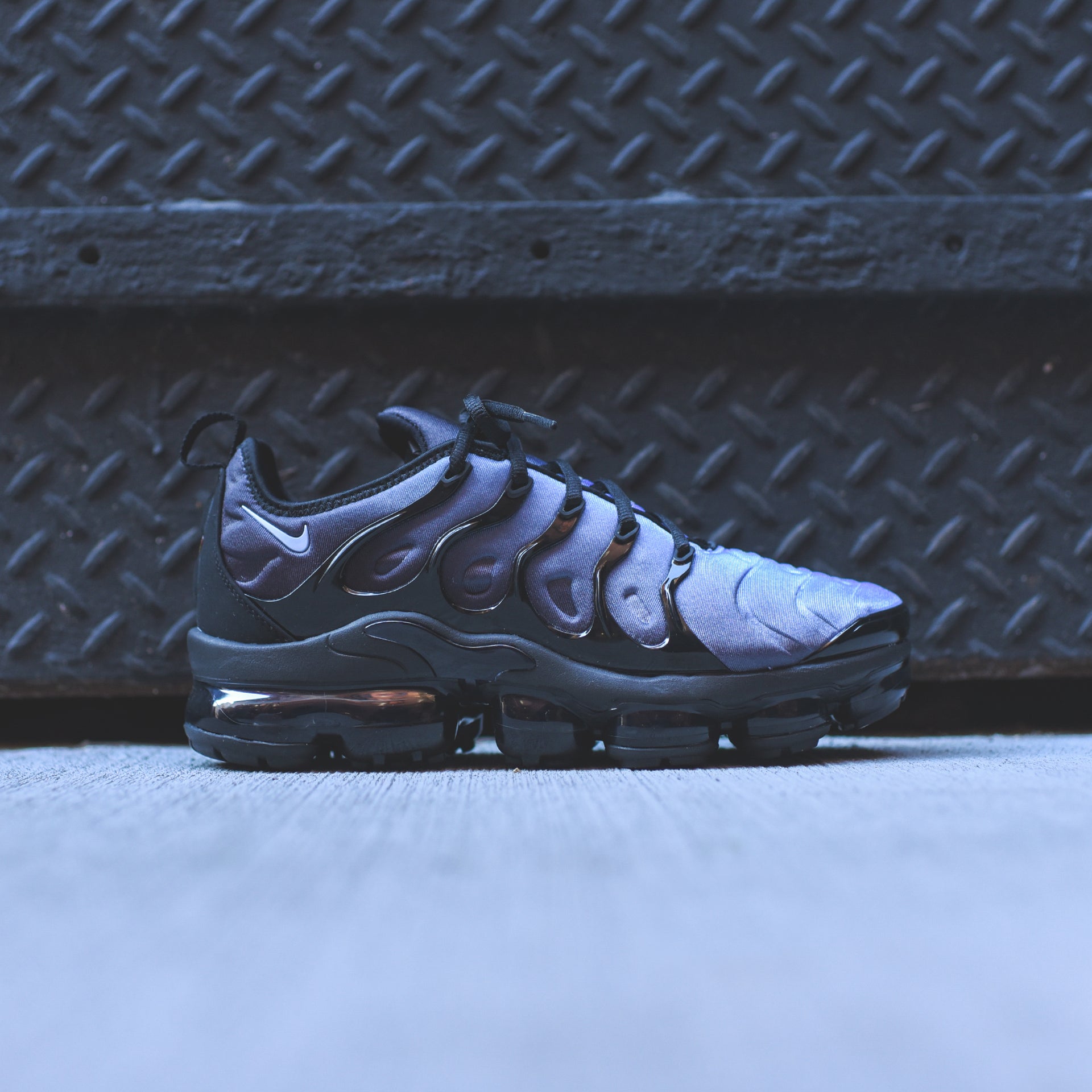 Nike Air VaporMax Plus - Black / Aluminum