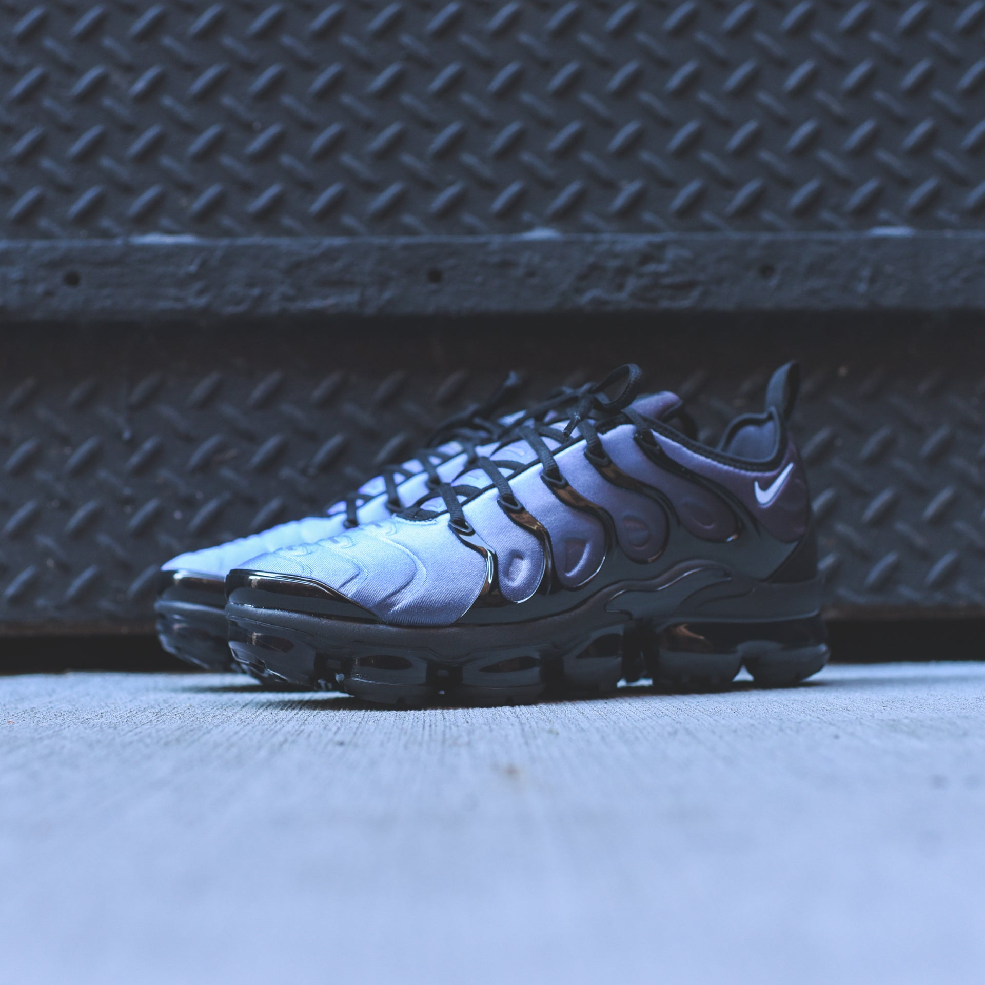 Nike Air VaporMax Plus - Black / Aluminum