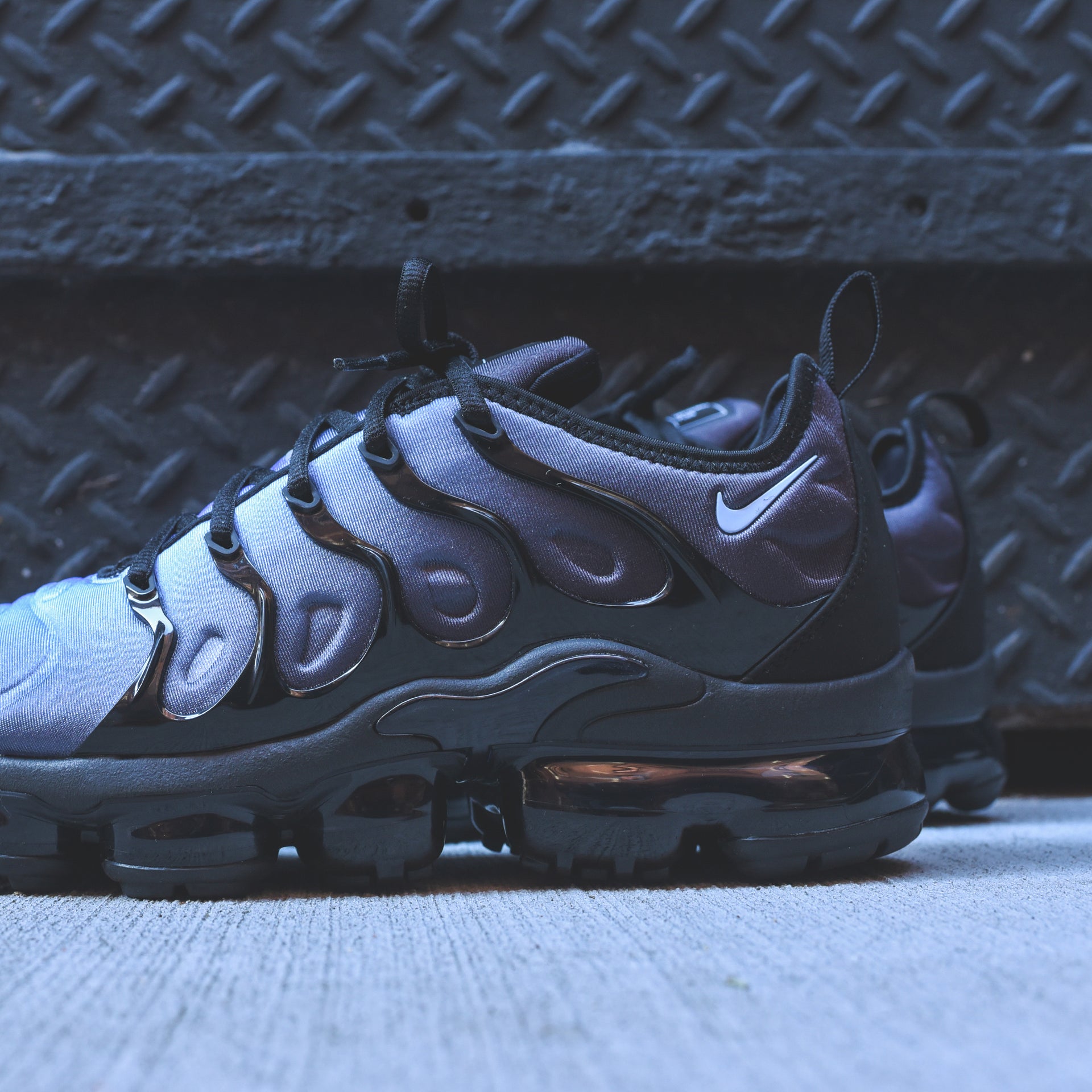 Nike Air VaporMax Plus - Black / Aluminum
