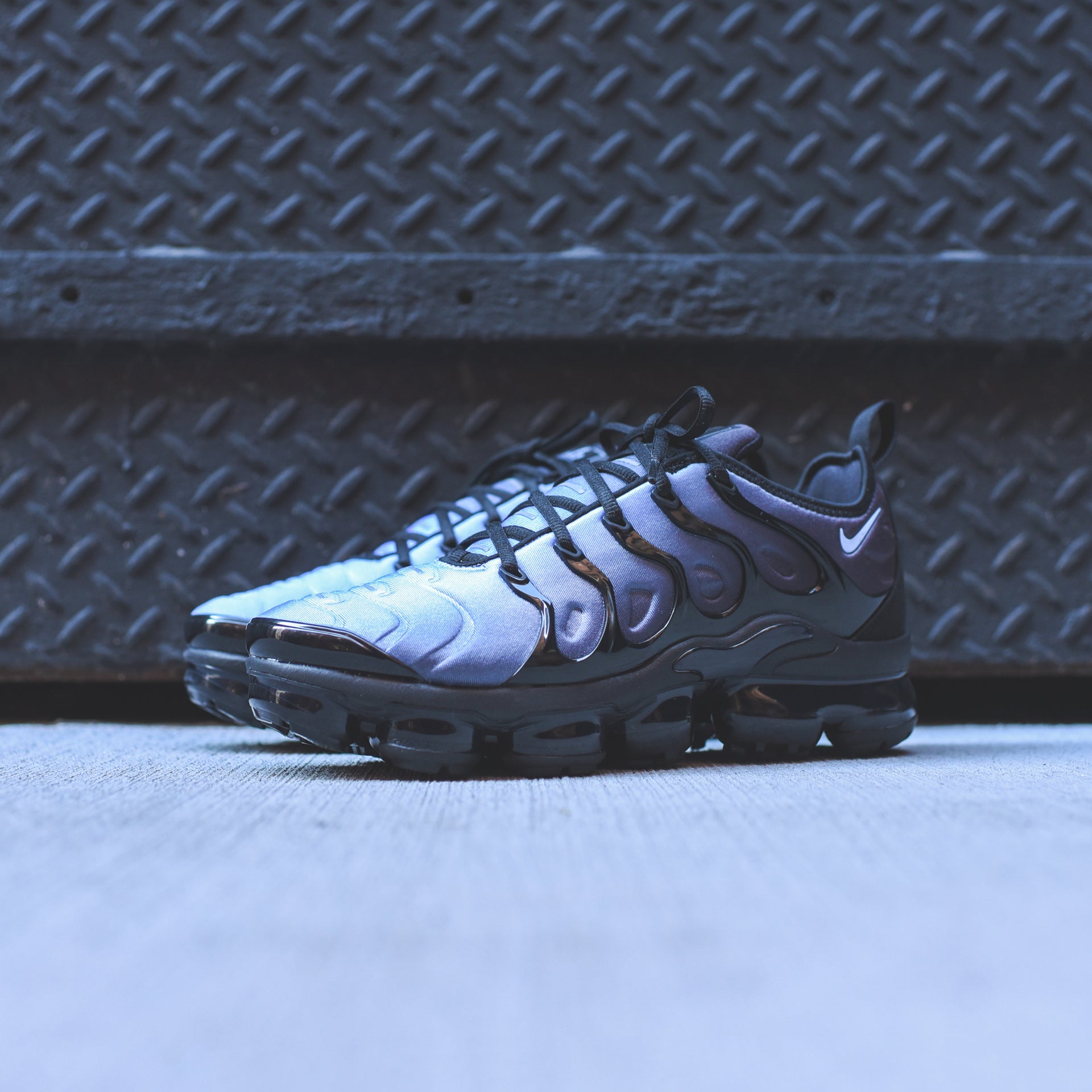 Nike Air VaporMax Plus - Black / Aluminum
