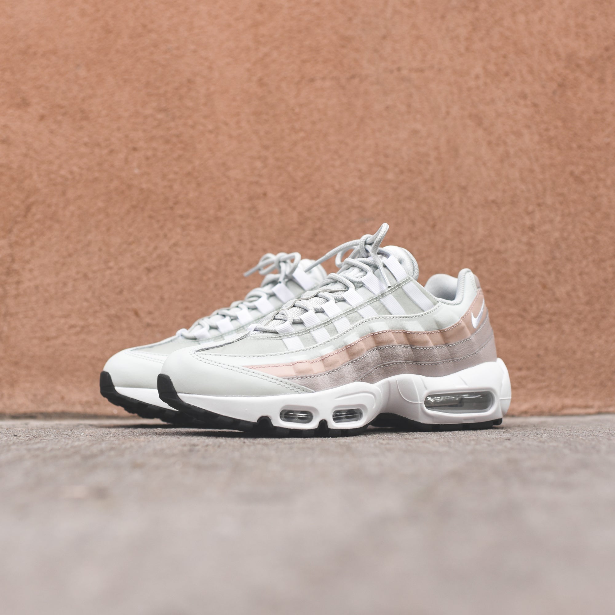 nike air max 95 trainers in silver and beige