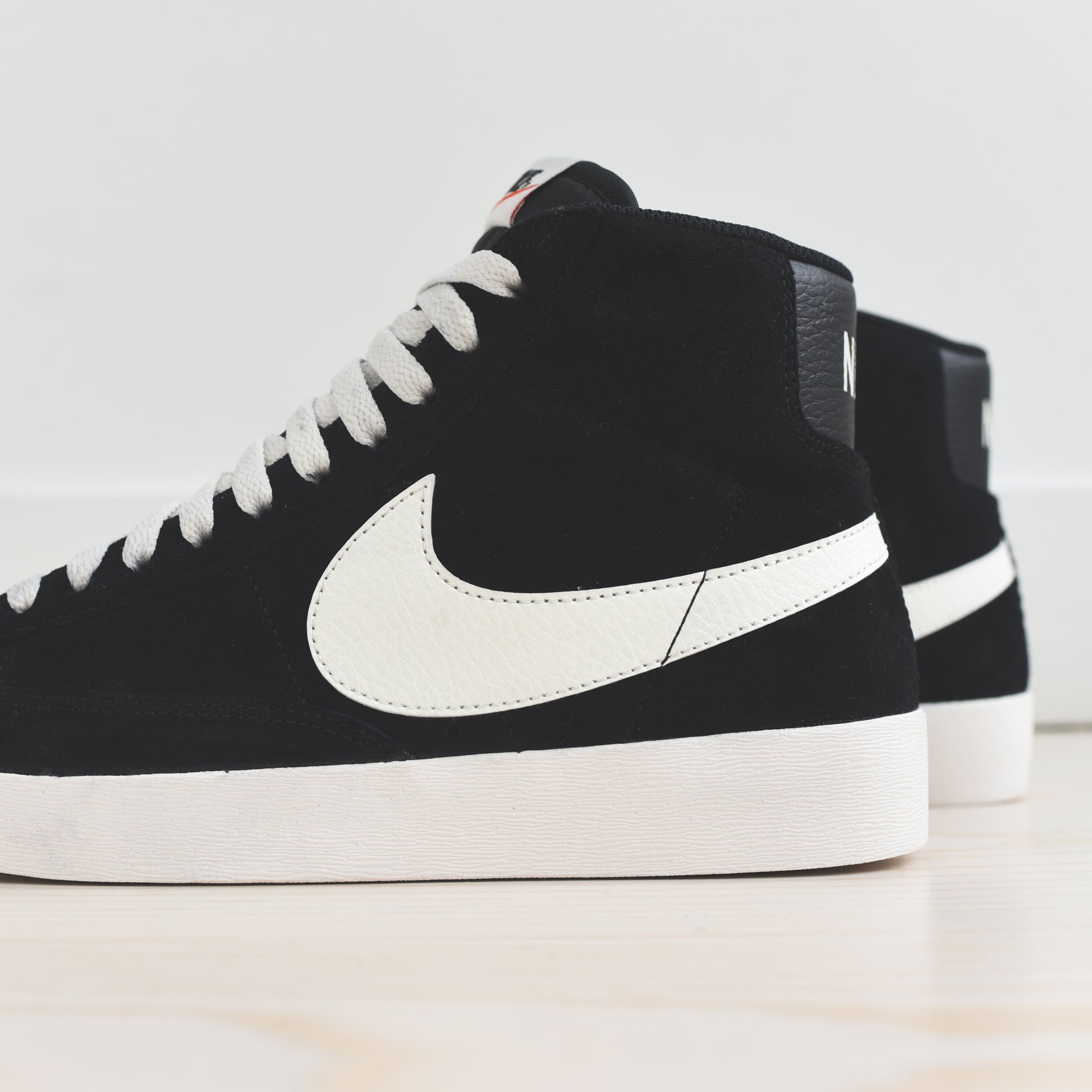 Nike WMNS Blazer Mid - Black / Sail