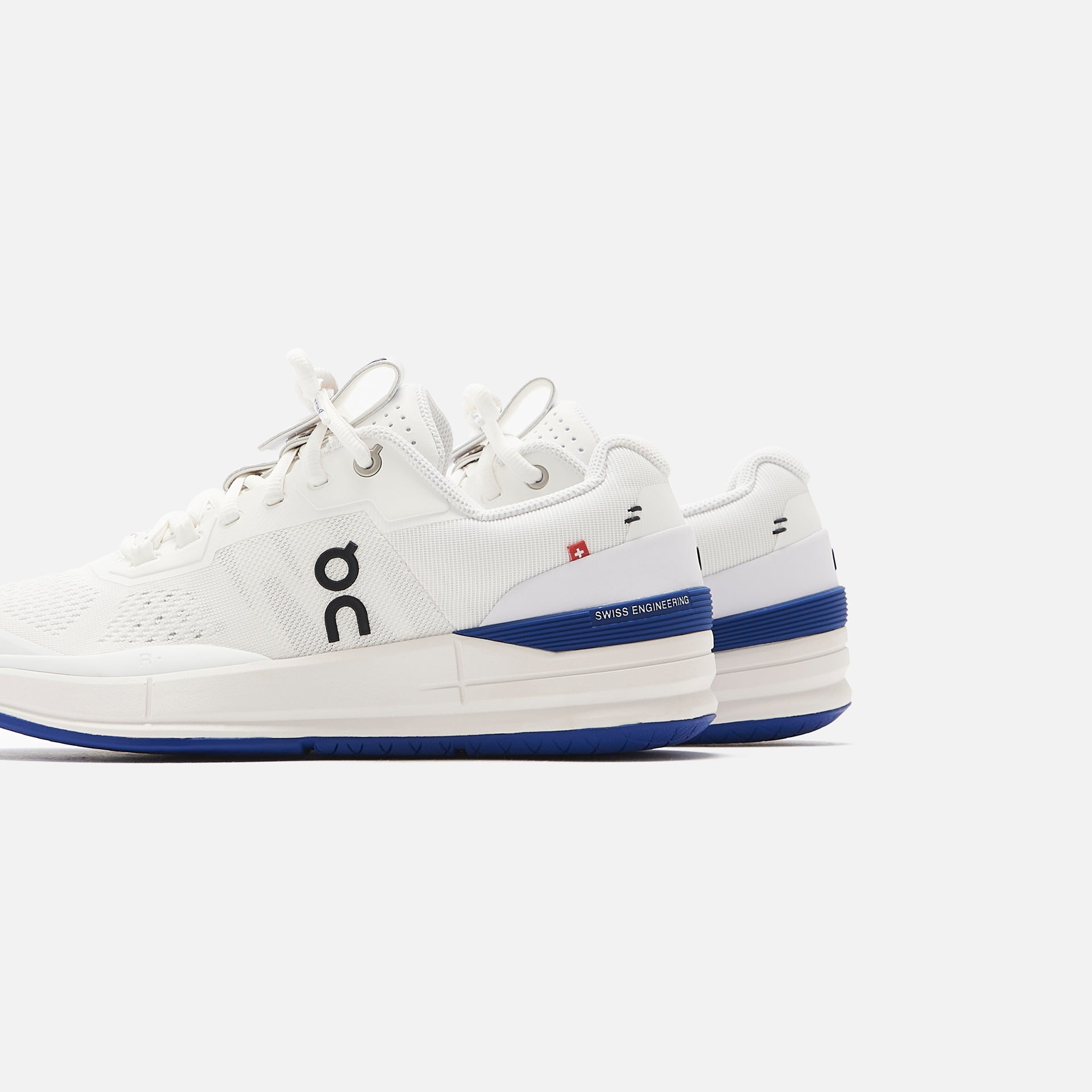 The WMNS Roger Pro by On - White / Indigo