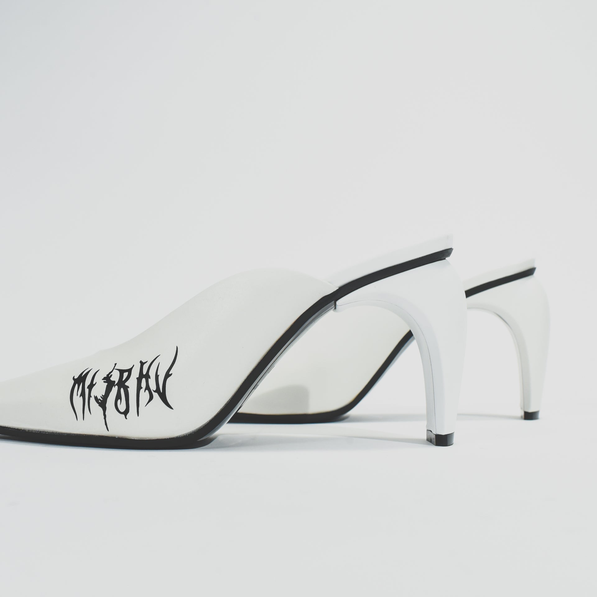 MISBHV WMNS Pandora Slicer Mules - White