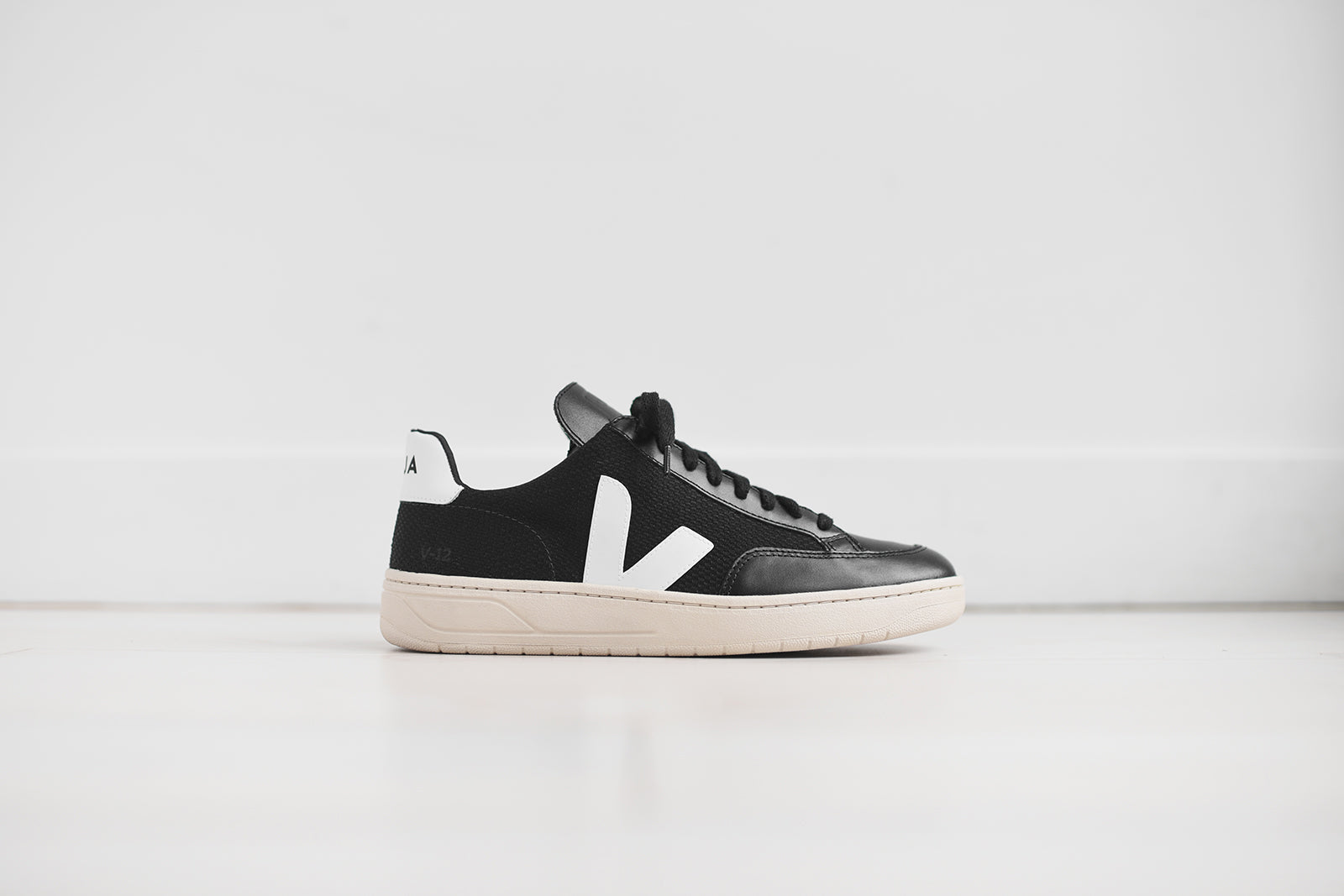 Veja V-12 - Black / White