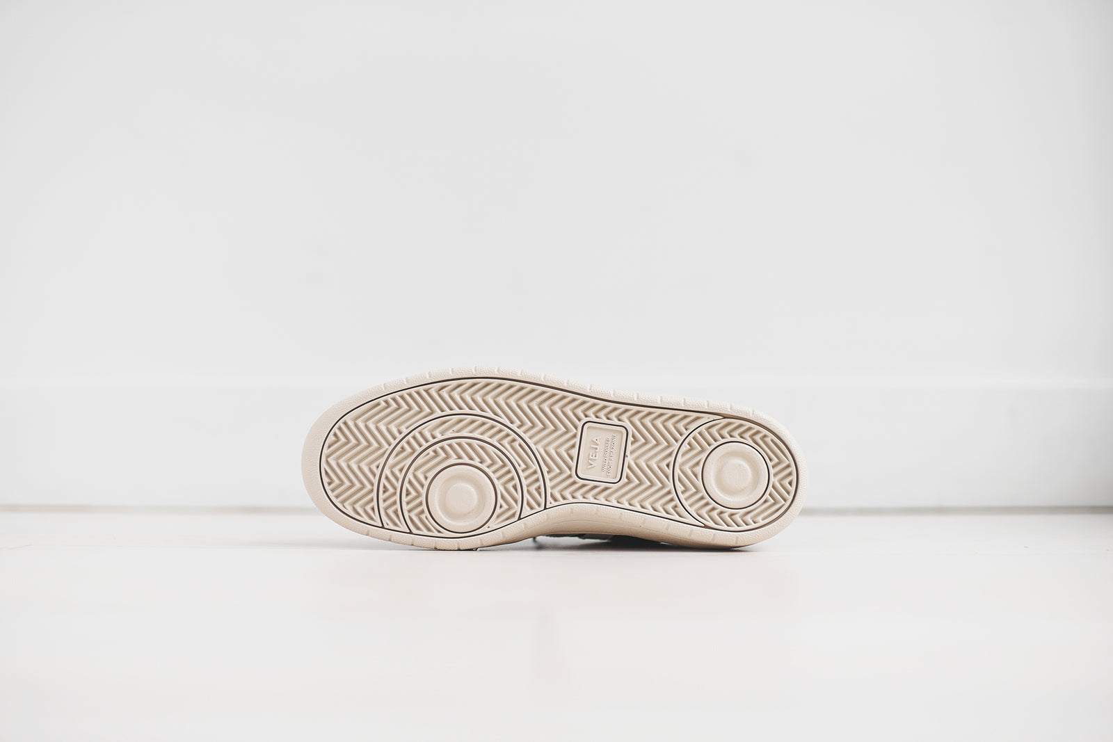 Veja V-12 - Black / White