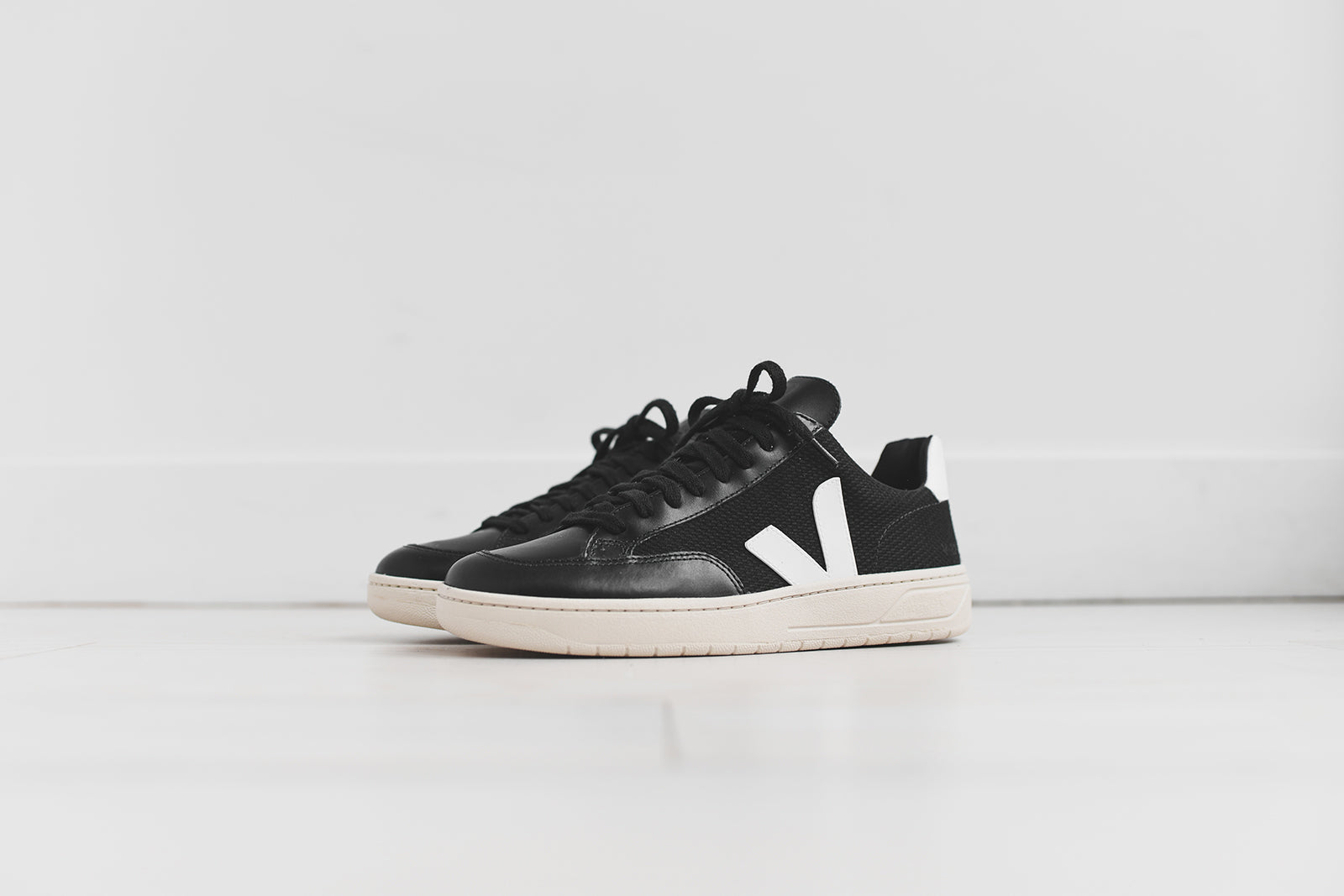 Veja V-12 - Black / White