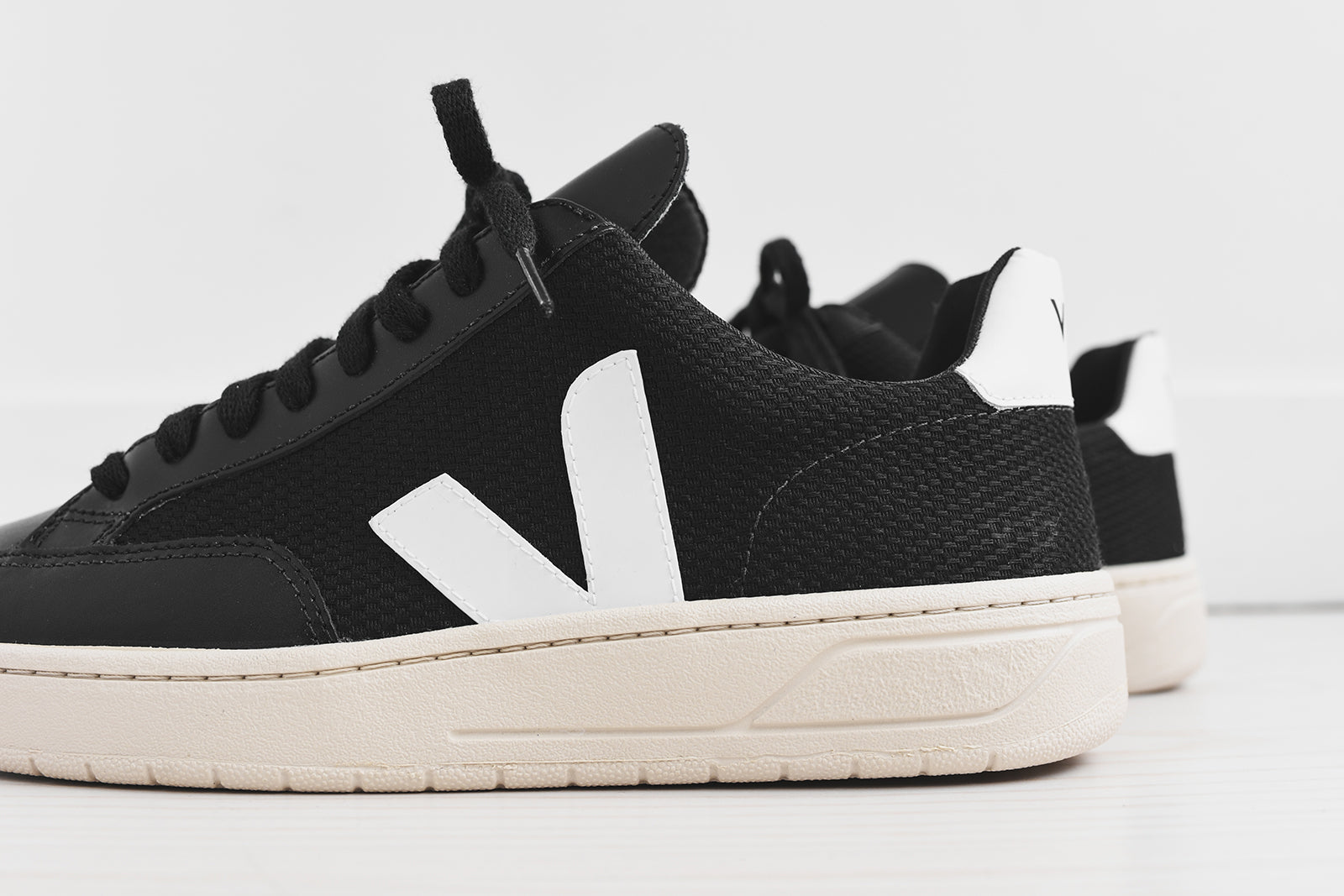 Veja V-12 - Black / White