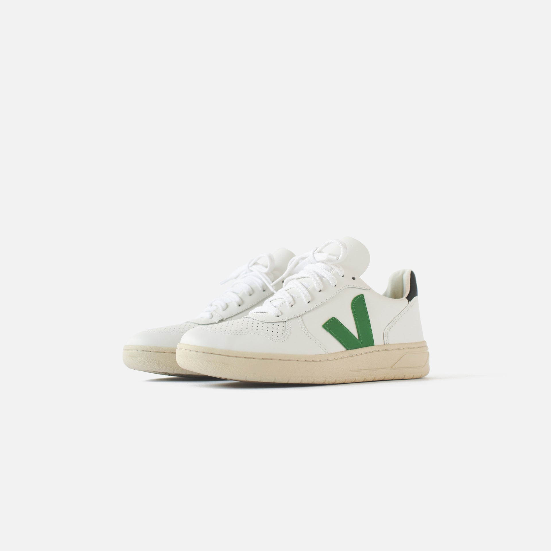 Veja V-10 - Extra White / Emeraude Black / Green