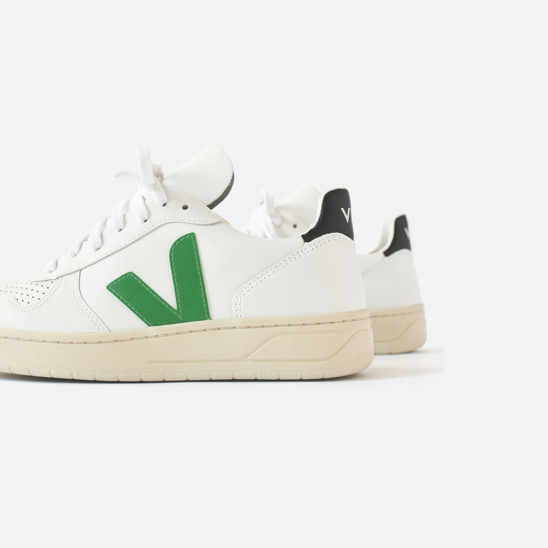 Veja V-10 - Extra White / Emeraude Black / Green