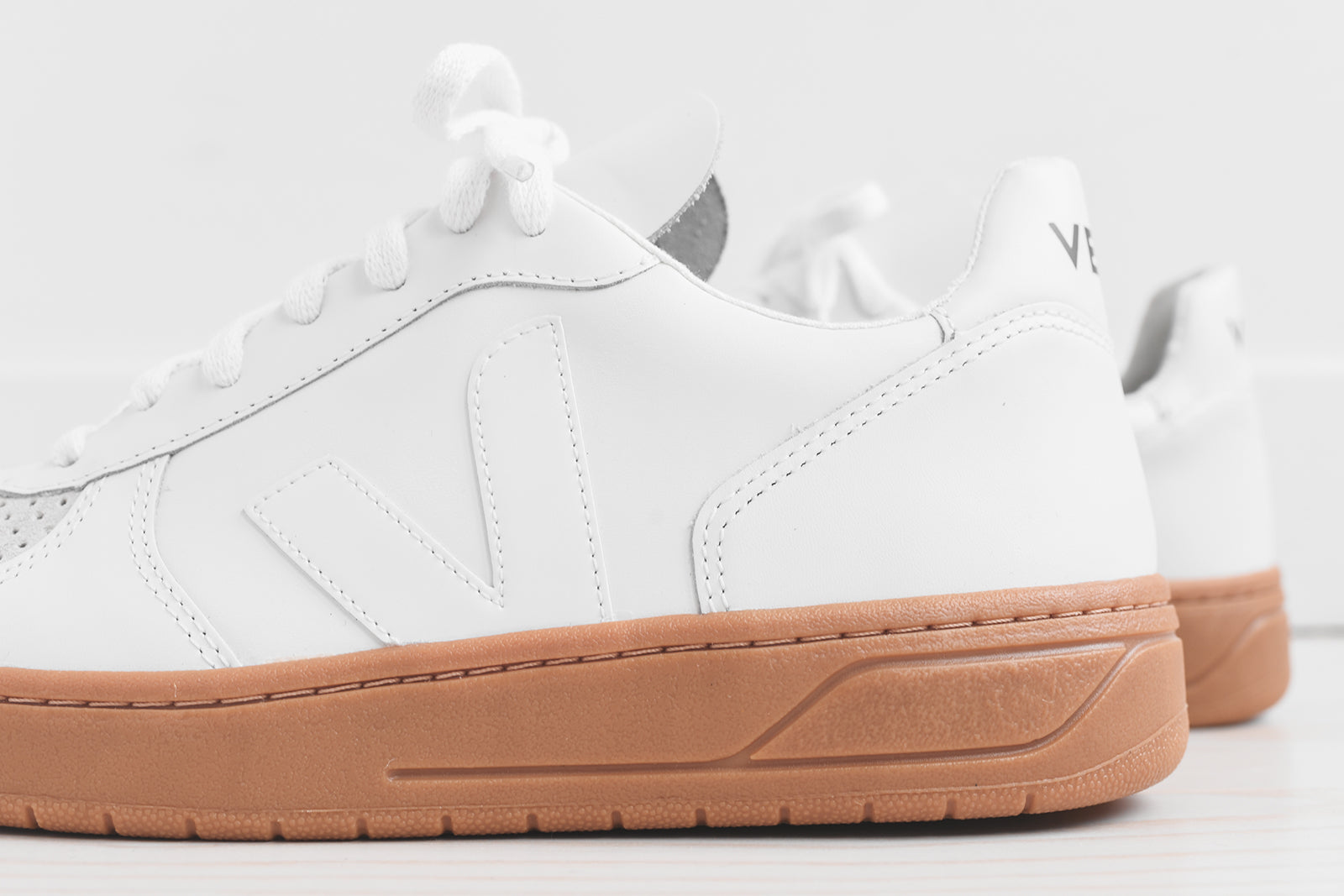 Veja V-10 - Extra White / Natural