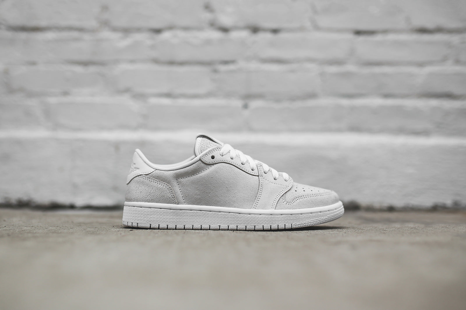 Nike WMNS Air Jordan 1 Retro Low - White / Metallic Gold