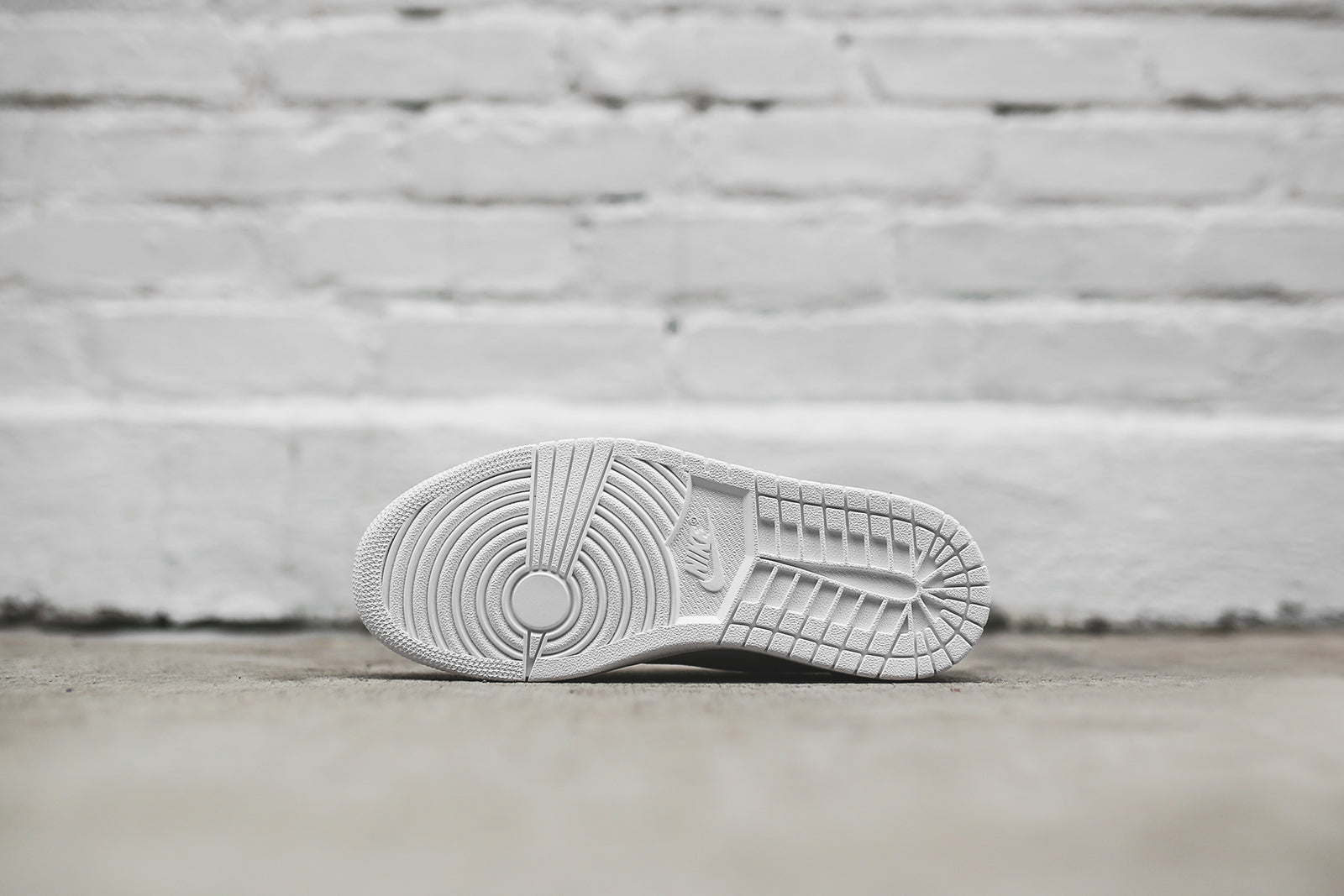 Nike WMNS Air Jordan 1 Retro Low - White / Metallic Gold