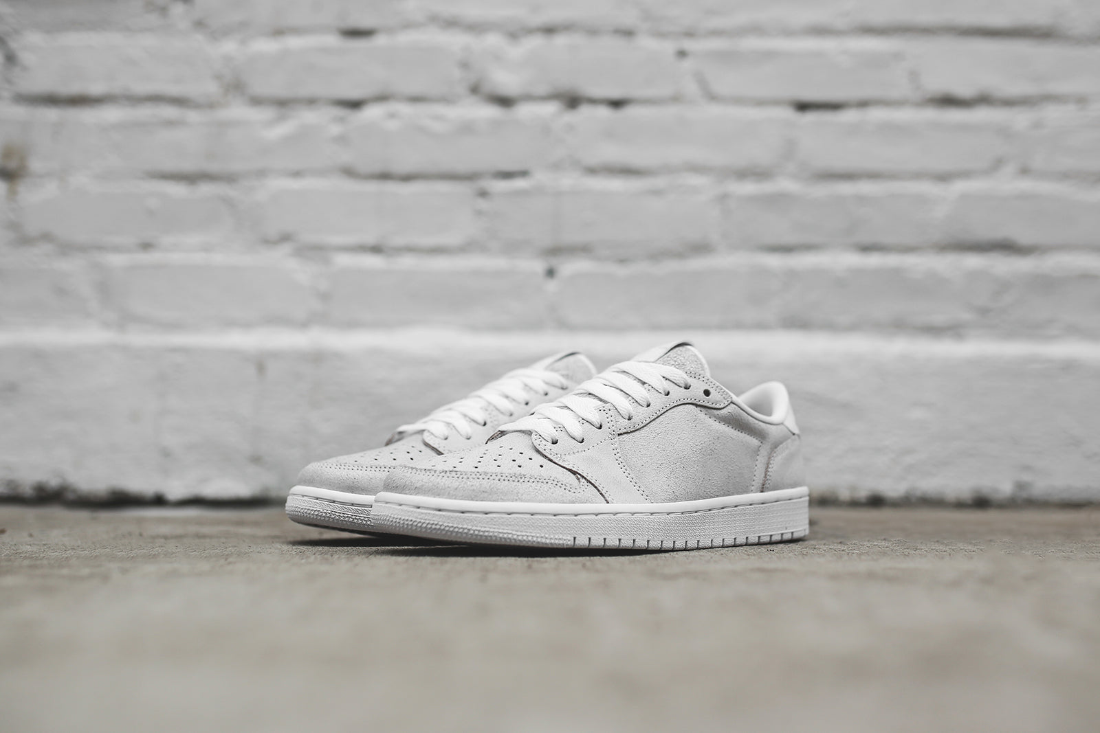 Nike WMNS Air Jordan 1 Retro Low - White / Metallic Gold