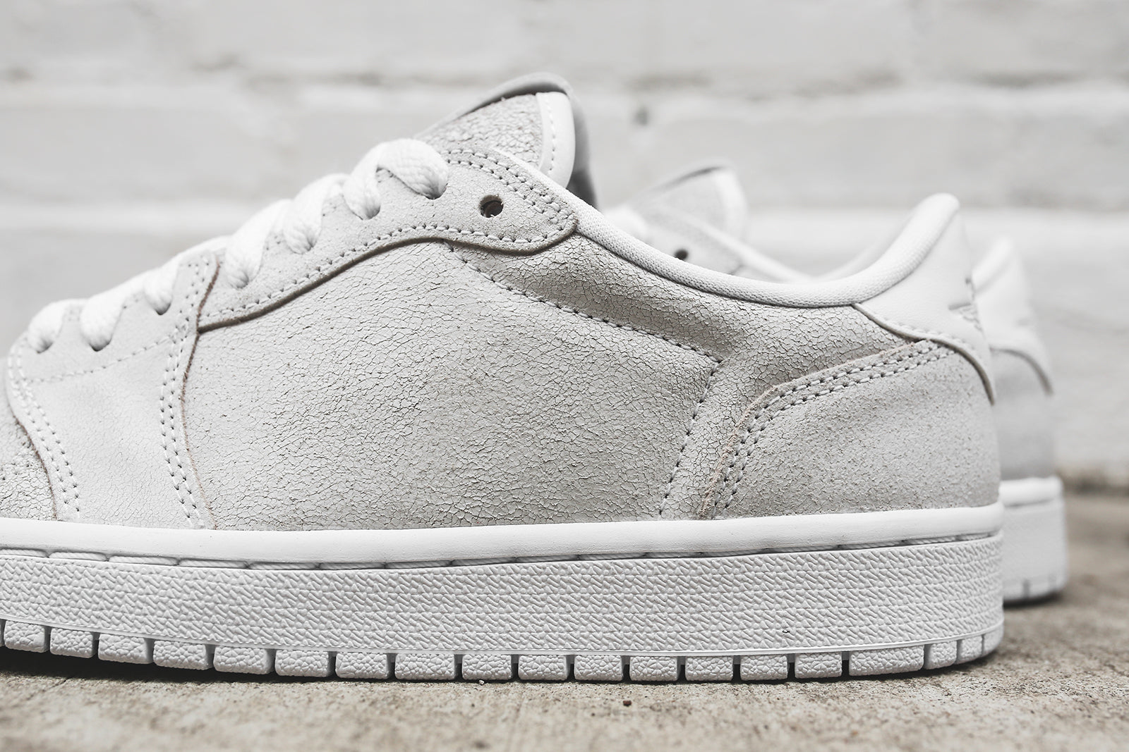Nike WMNS Air Jordan 1 Retro Low - White / Metallic Gold