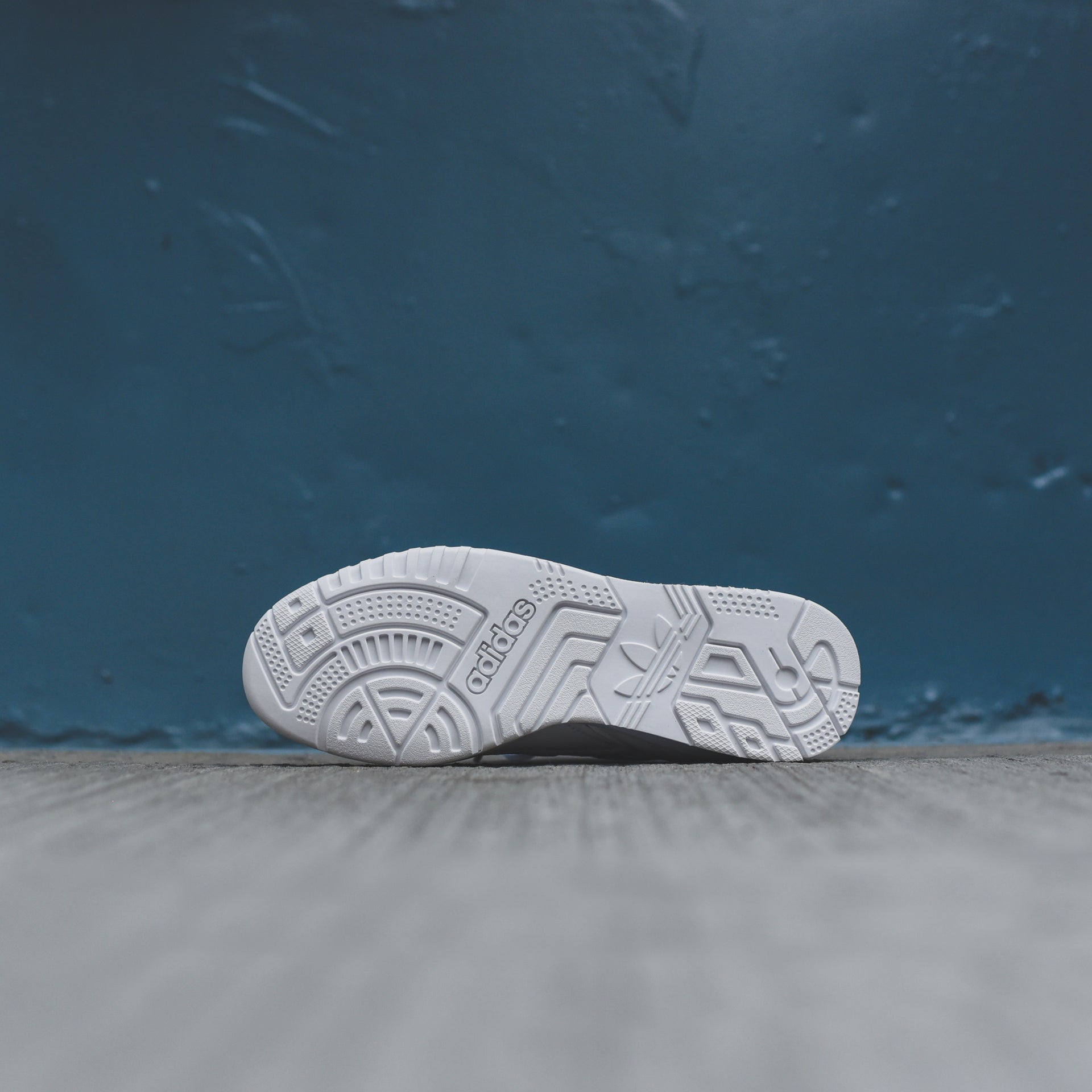 adidas Originals WMNS A.R. Trainer 100 -  White / Tech Olive / Real Blue