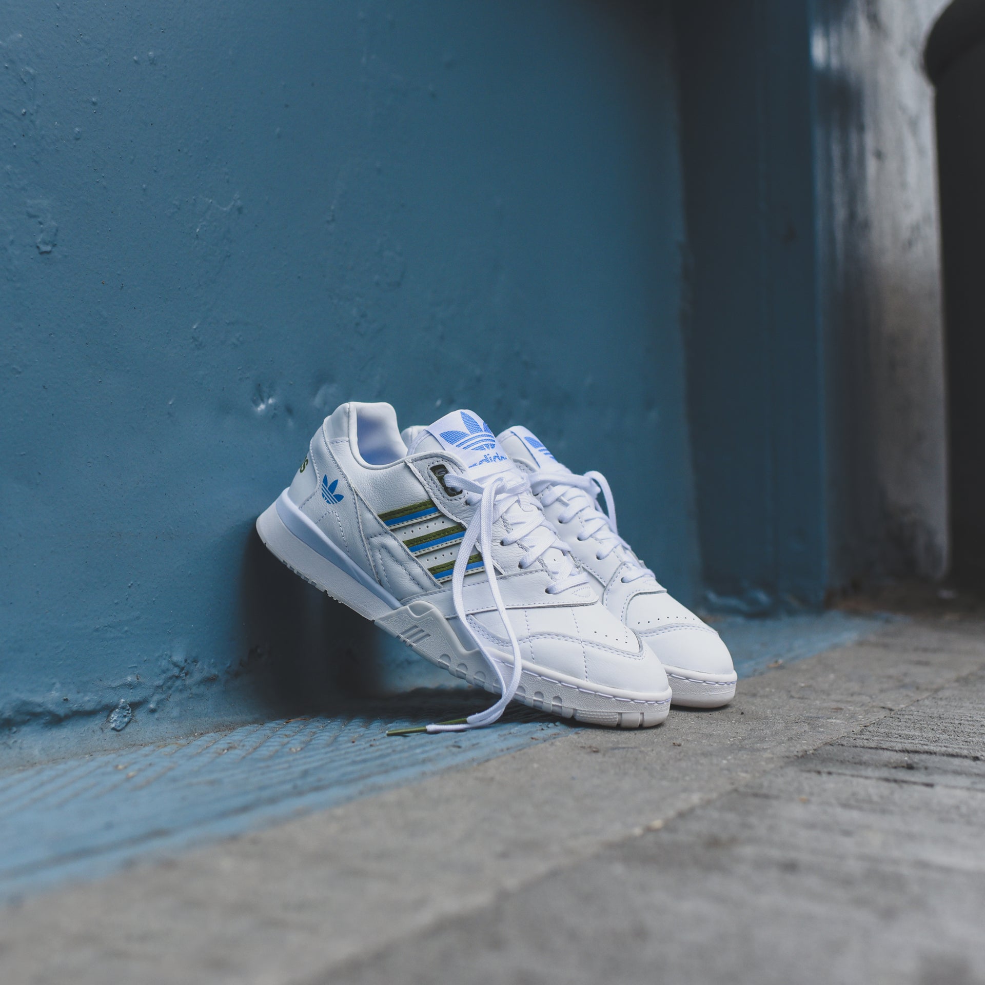 adidas Originals WMNS A.R. Trainer 100 -  White / Tech Olive / Real Blue