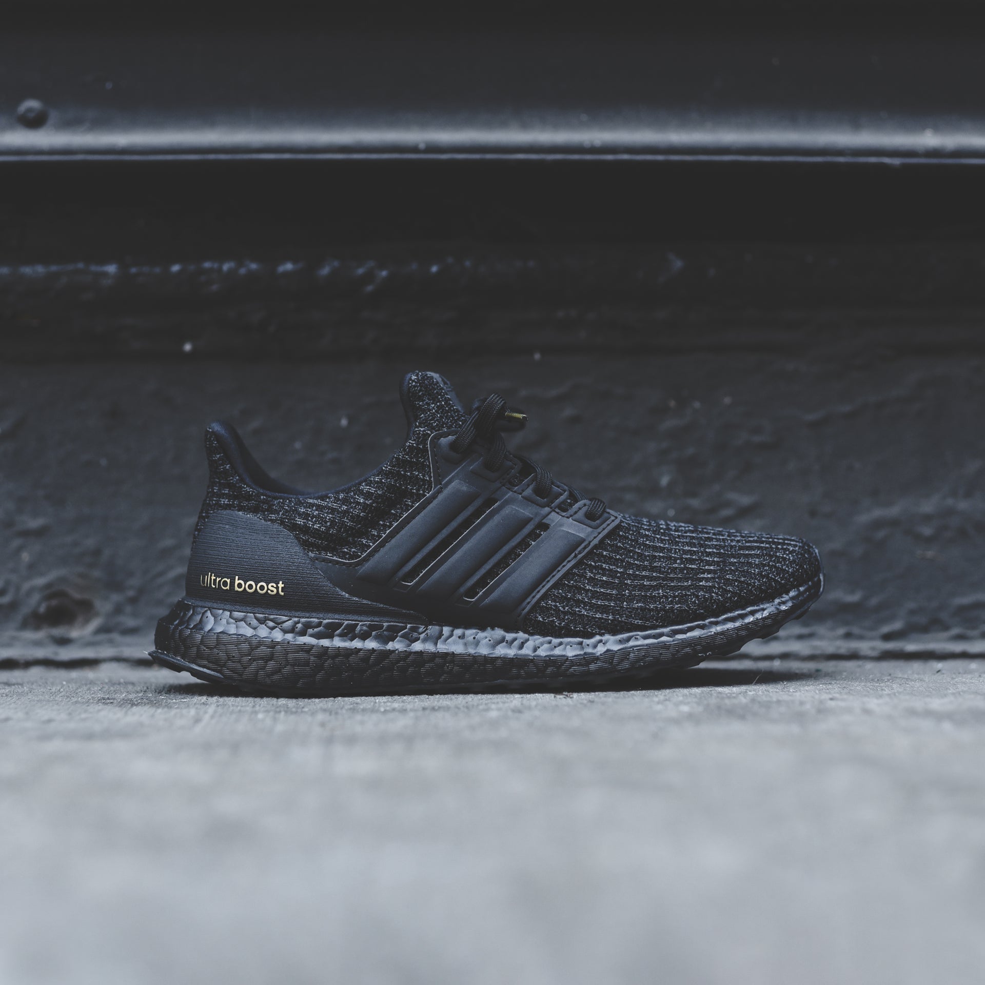 adidas Originals WMNS UltraBoost - Core Black / Gold Metallic adidas Originals WMNS UltraBoost - Core Black / Gold Metallic