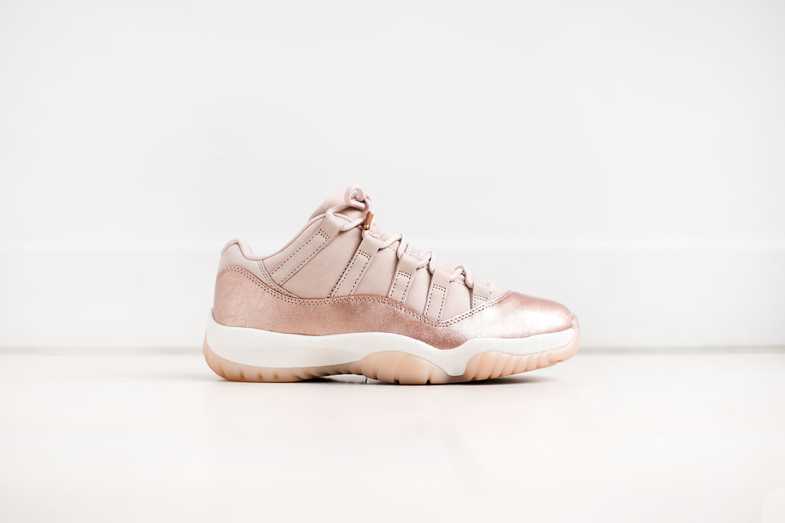 Nike WMNS Air Jordan 11 Retro Low - Sail / Metallic Red / Bronze