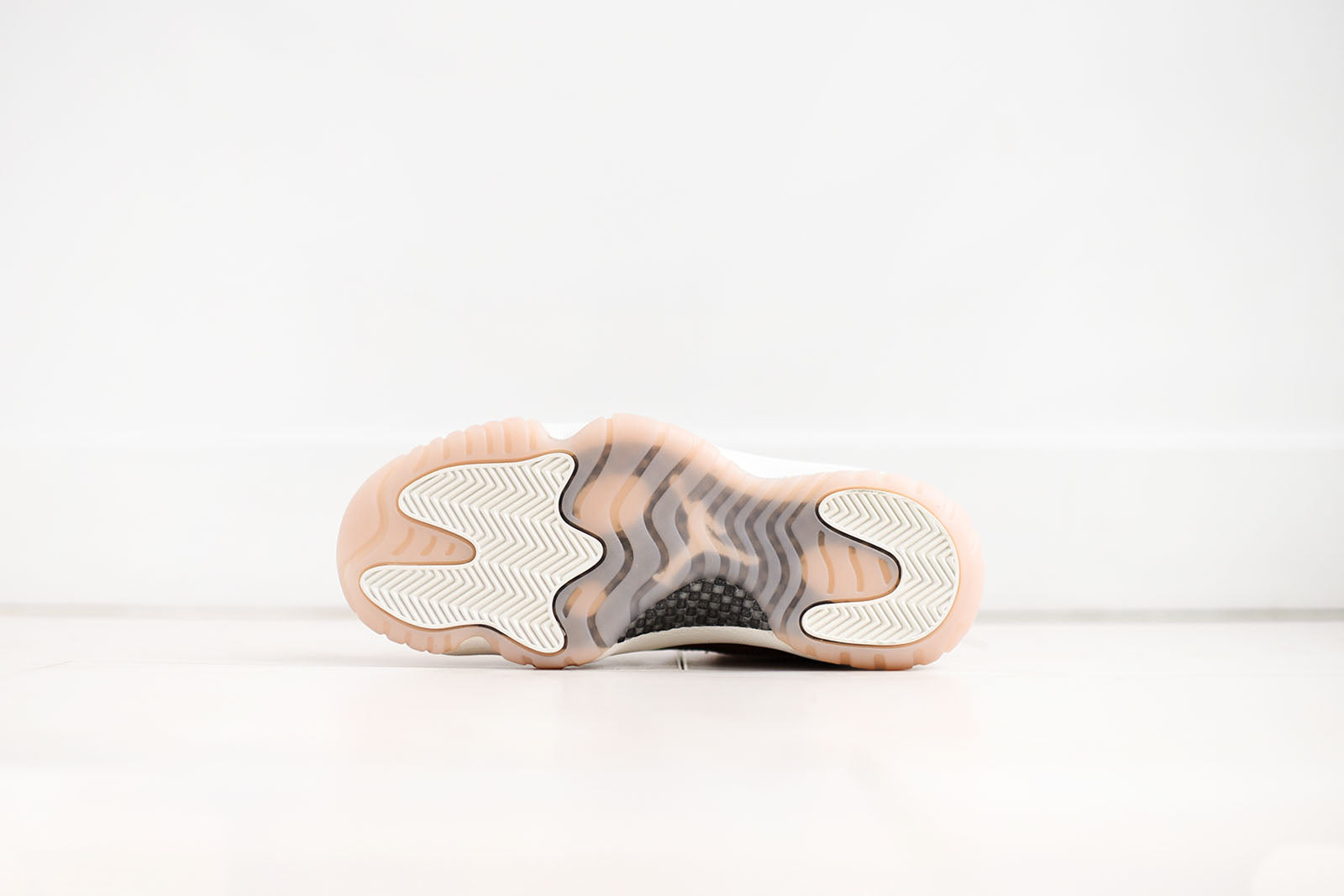 Nike WMNS Air Jordan 11 Retro Low - Sail / Metallic Red / Bronze
