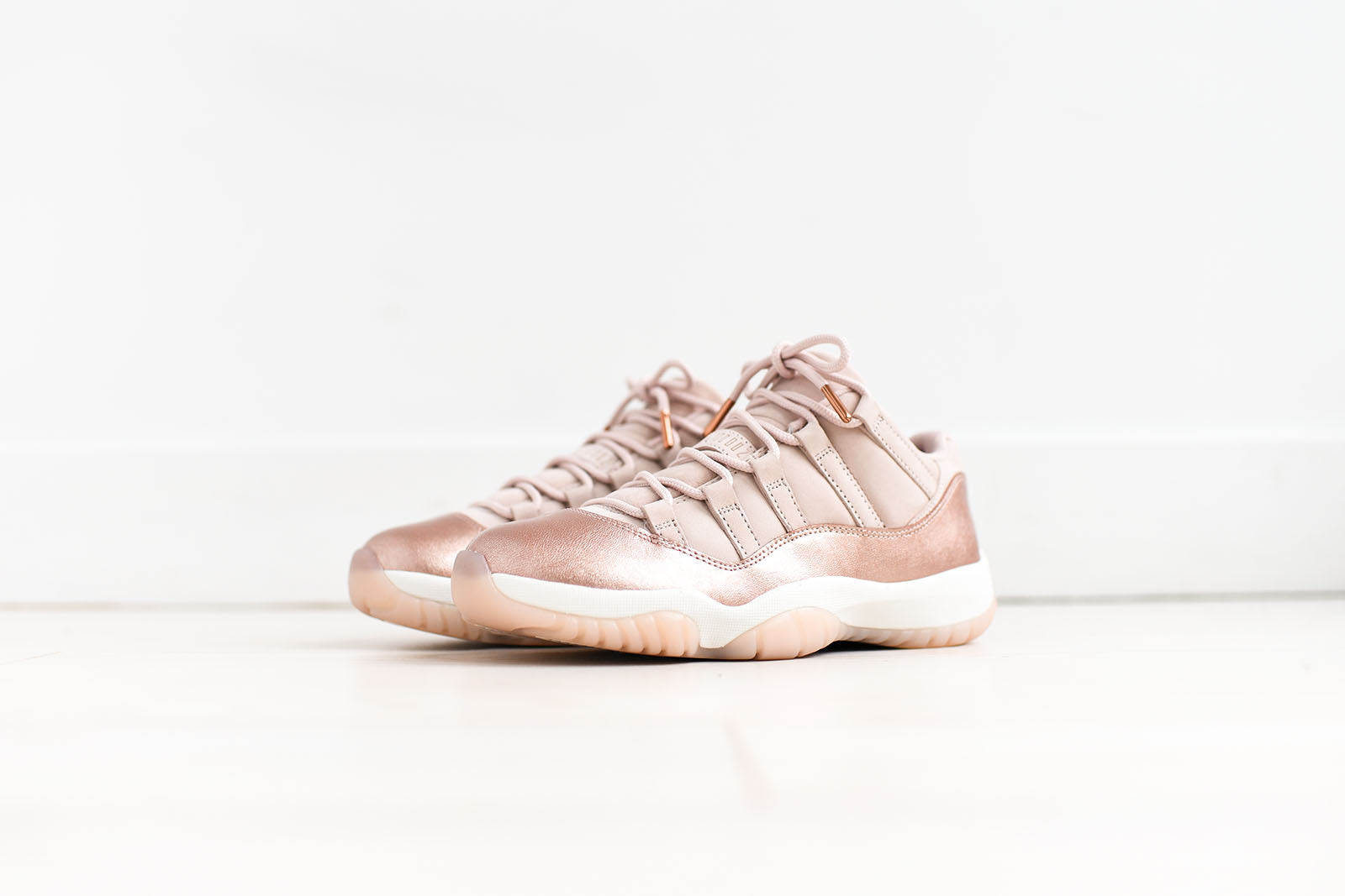 Nike WMNS Air Jordan 11 Retro Low - Sail / Metallic Red / Bronze