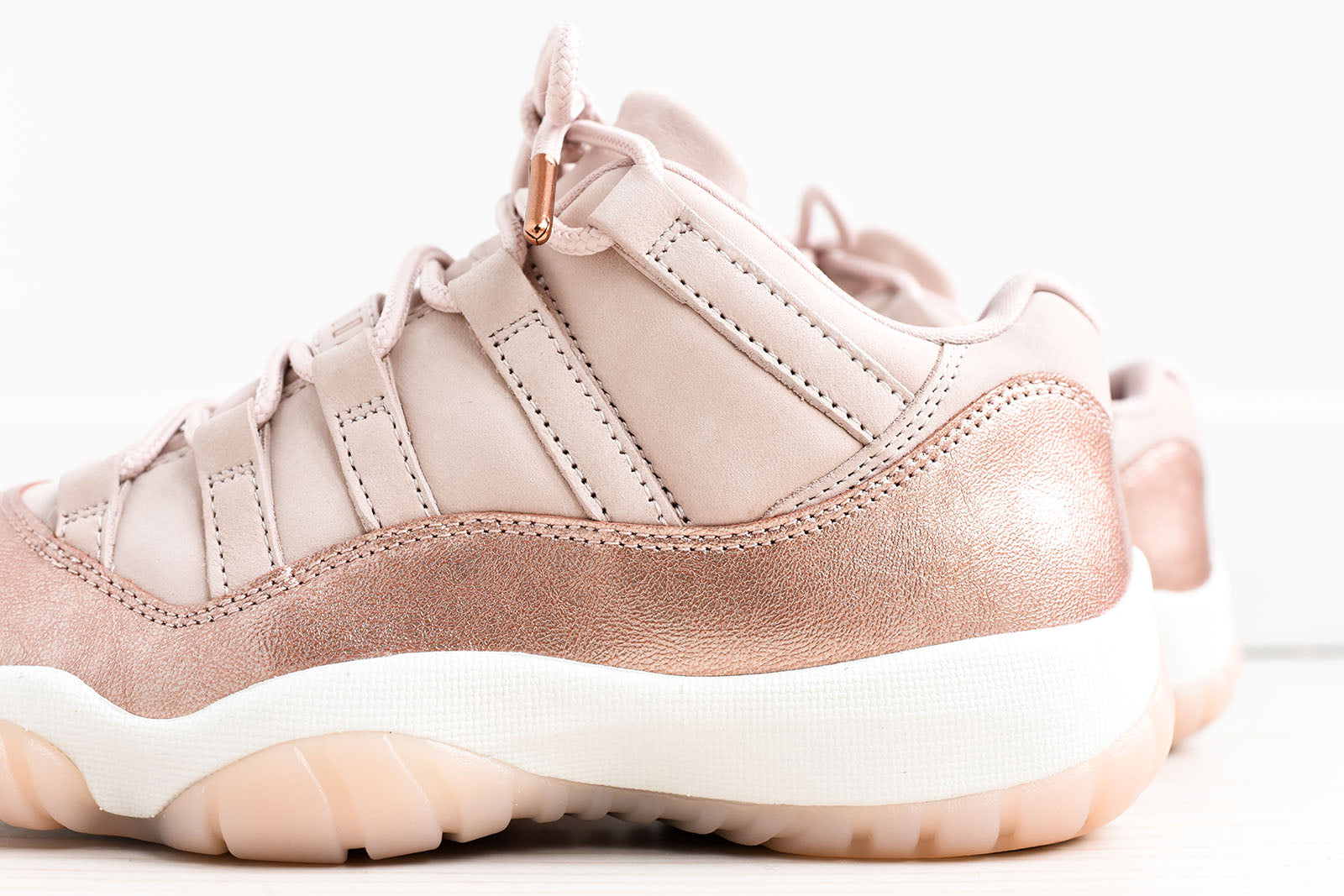 Nike WMNS Air Jordan 11 Retro Low - Sail / Metallic Red / Bronze