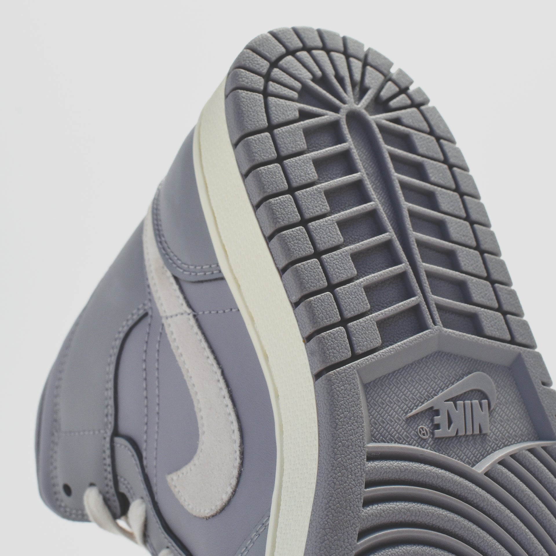 Nike WMNS Air Jordan 1 Mid - Atmosphere Grey / Pale Ivory