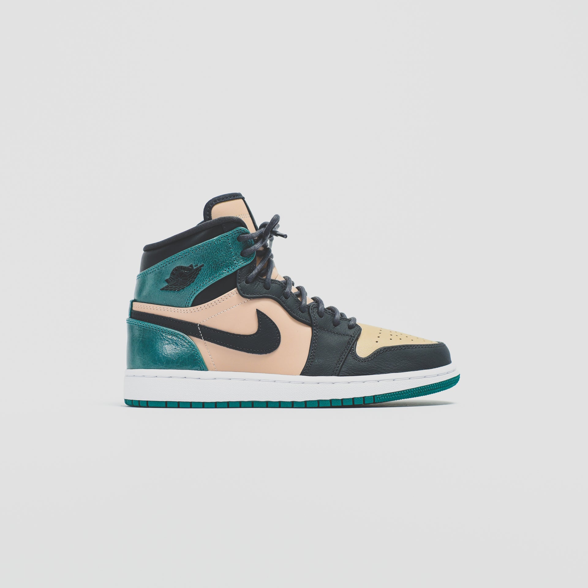 Nike WMNS Air Jordan 1 High Premium - Bio Beige / Anthracite / MSTC