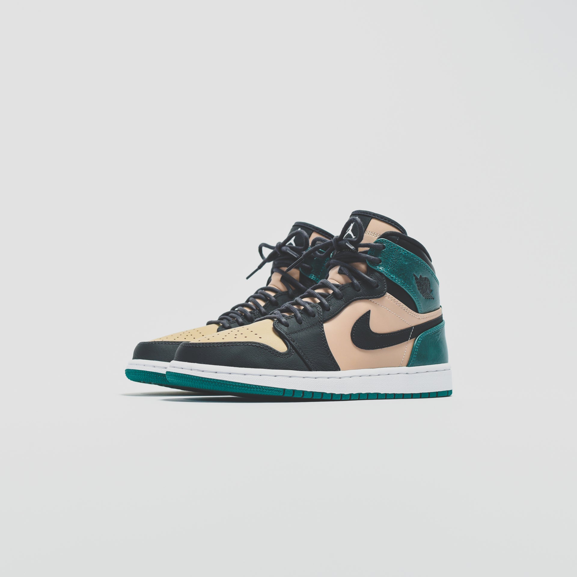 Nike WMNS Air Jordan 1 High Premium - Bio Beige / Anthracite / MSTC