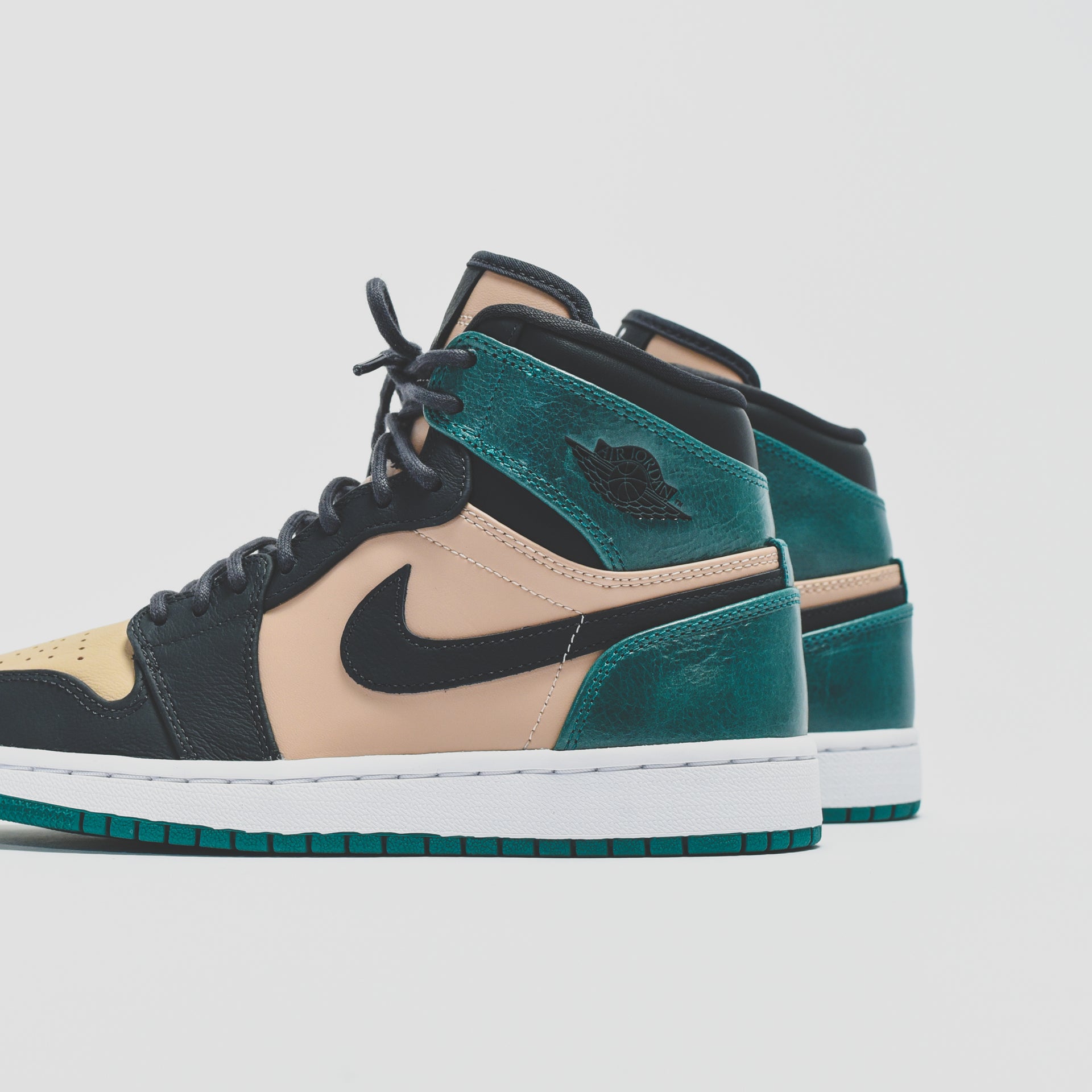 Nike WMNS Air Jordan 1 High Premium - Bio Beige / Anthracite / MSTC