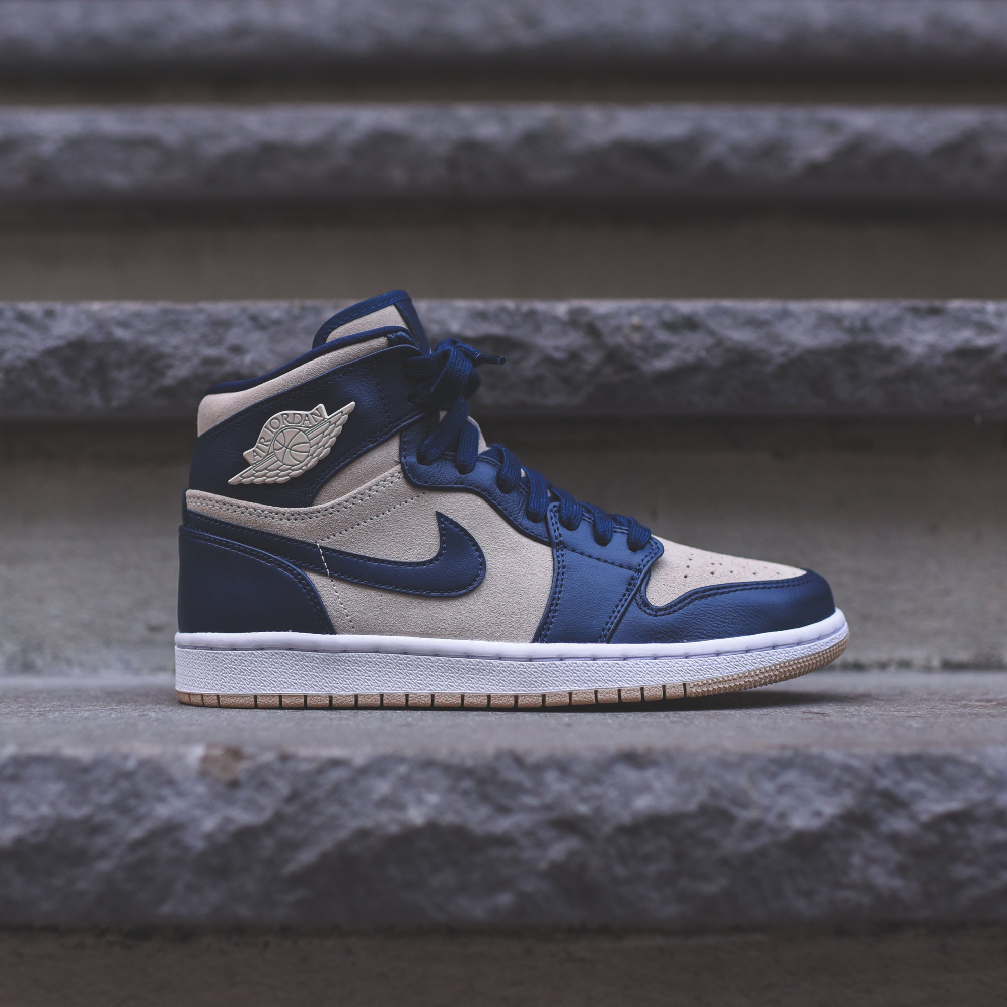 スニーカー Air Jordan 1 Retro Premium Midnight Navy Light Cream [WMNS] Women's shoes Air Jordan Wmns 1 Retro Prem Midnight Navy