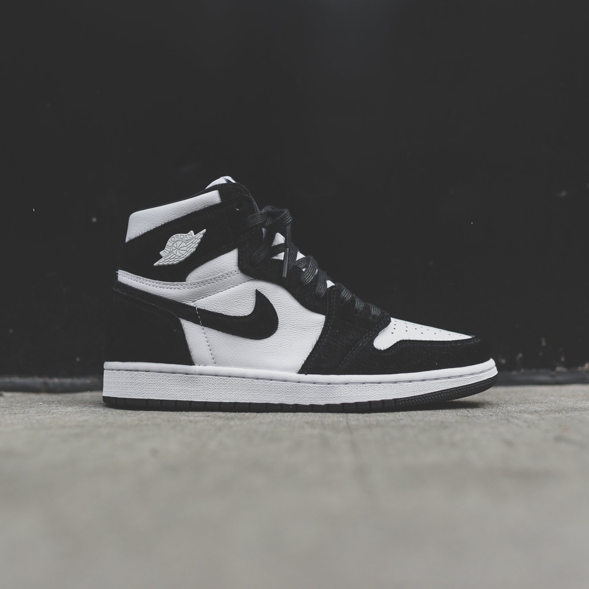 Nike WMNS Air Jordan 1 High OG - Black / Metallic Gold / White